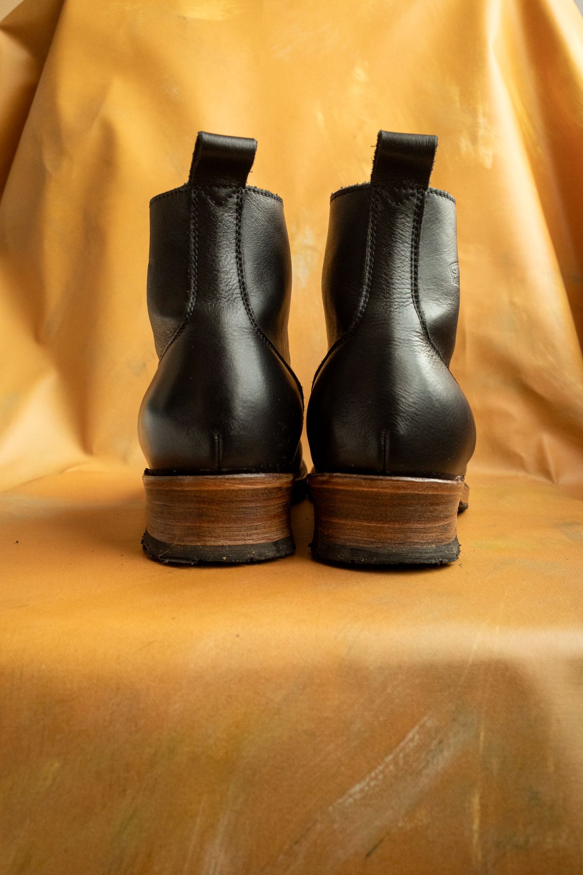 Photo by alexzh25 on November 2, 2025 of the Sandmann Courthouse II in Black Greasy Cowhide.