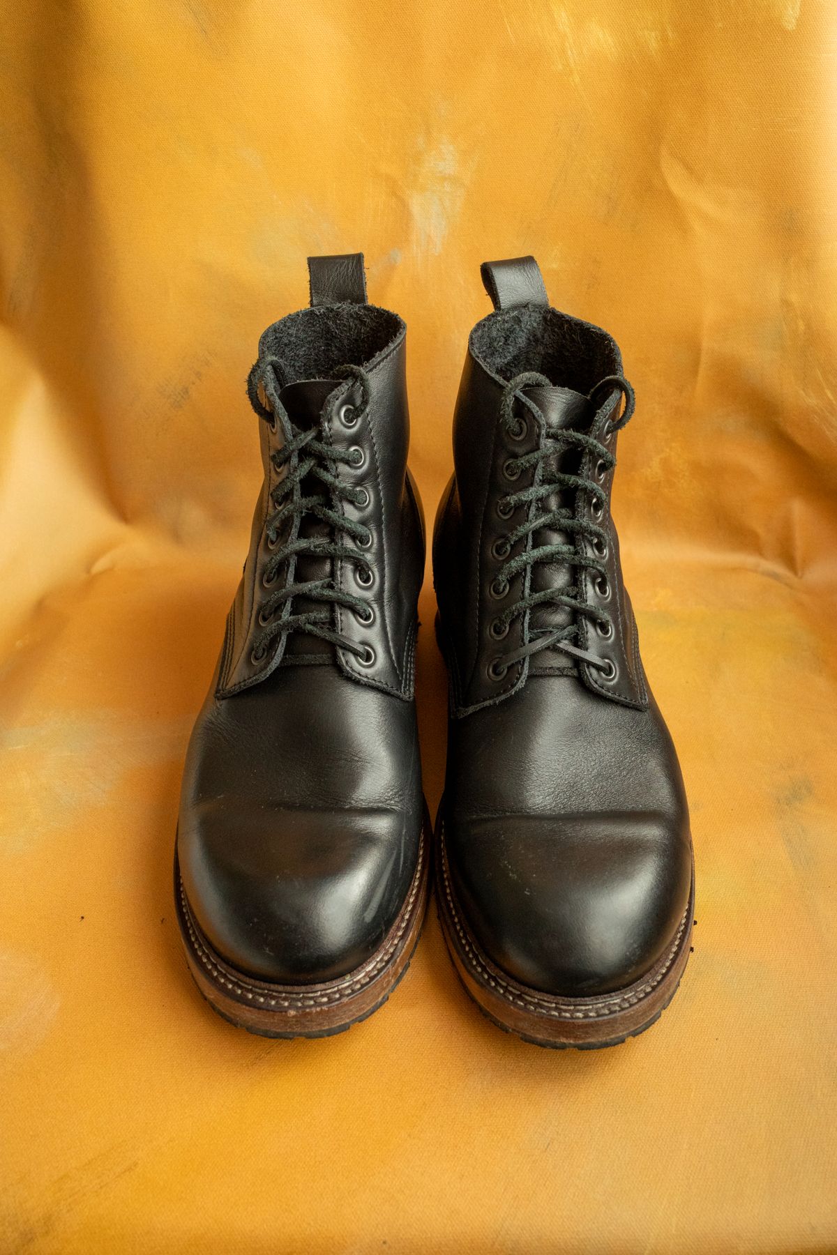 Photo by alexzh25 on November 2, 2025 of the Sandmann Courthouse II in Black Greasy Cowhide.