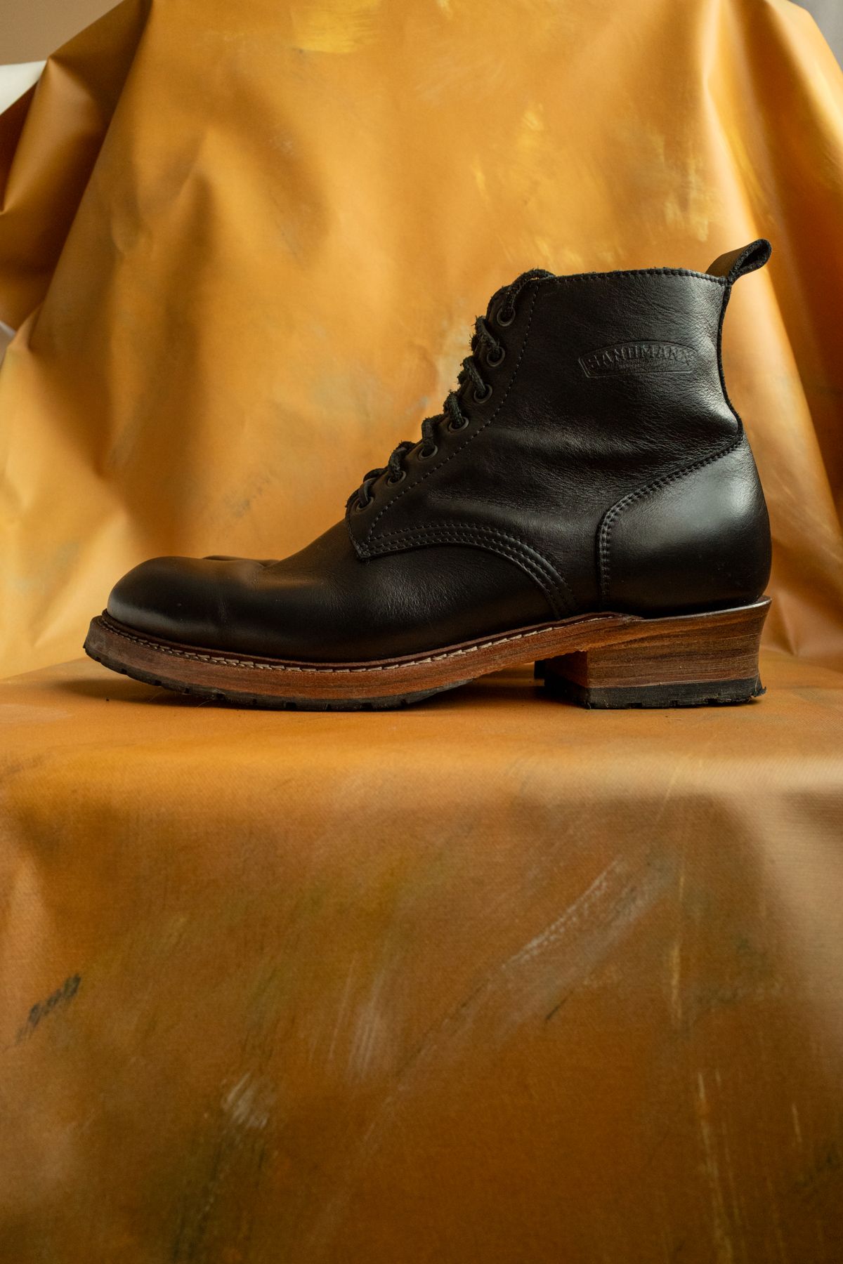 Photo by alexzh25 on November 2, 2025 of the Sandmann Courthouse II in Black Greasy Cowhide.