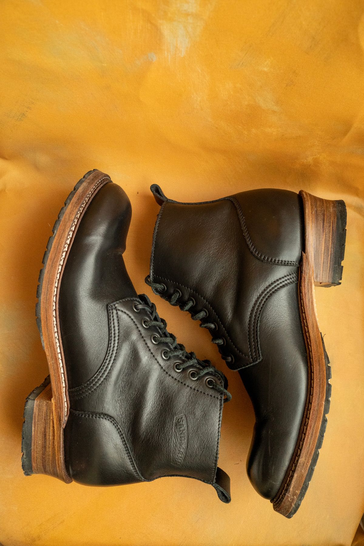 Photo by alexzh25 on November 2, 2025 of the Sandmann Courthouse II in Black Greasy Cowhide.