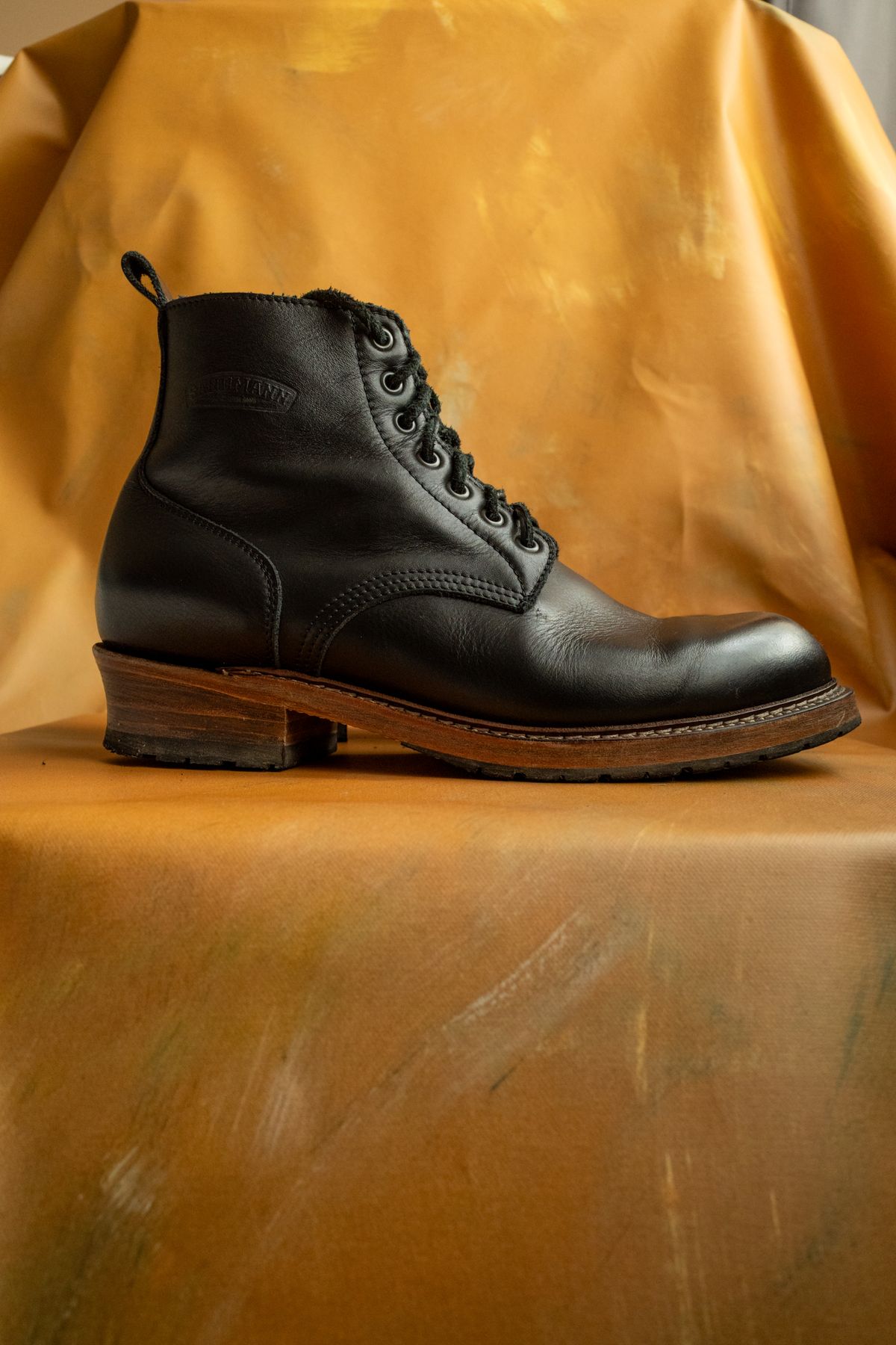 Photo by alexzh25 on November 2, 2025 of the Sandmann Courthouse II in Black Greasy Cowhide.