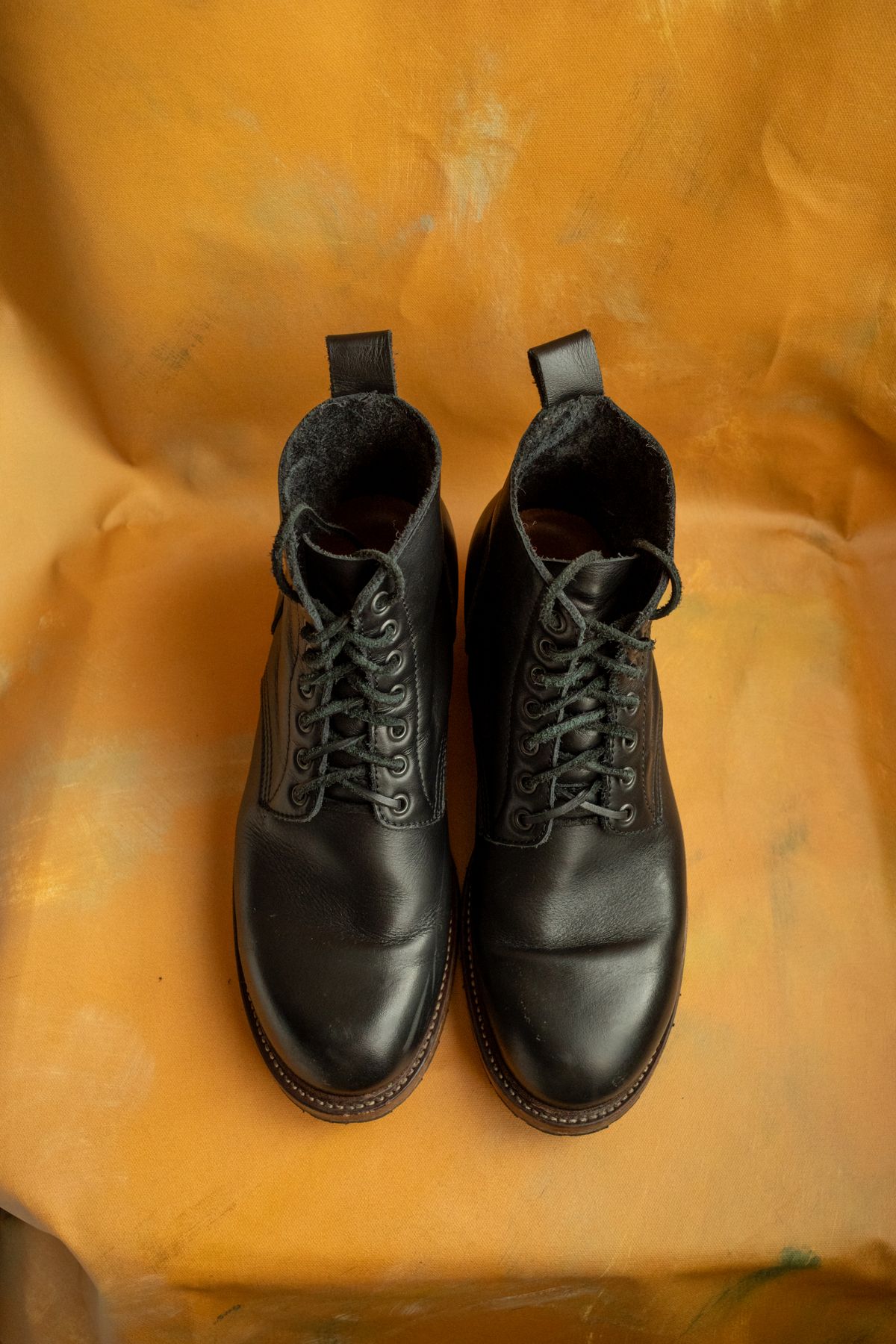 Photo by alexzh25 on November 2, 2025 of the Sandmann Courthouse II in Black Greasy Cowhide.