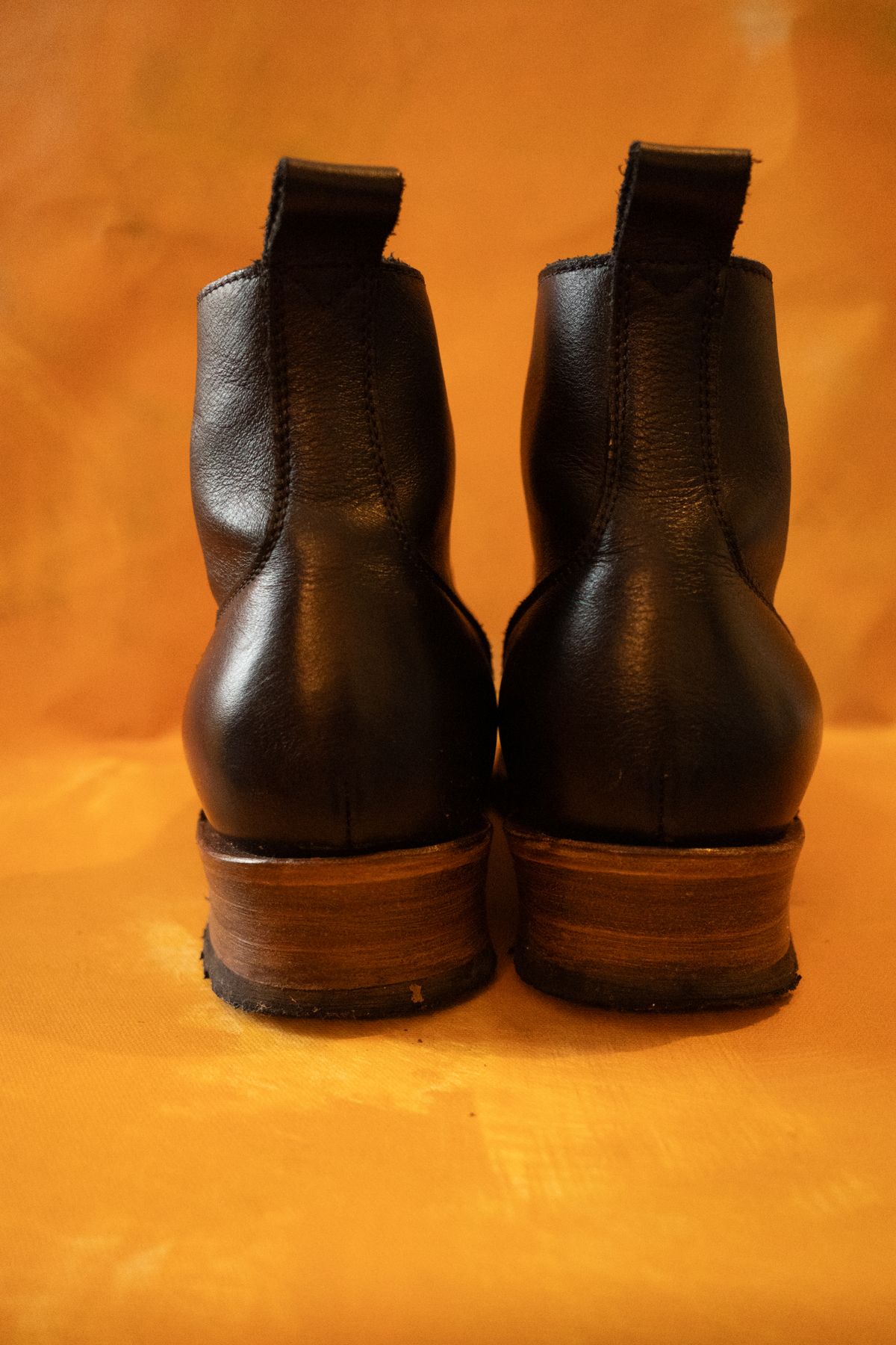 Photo by alexzh25 on December 1, 2025 of the Sandmann Courthouse II in Black Greasy Cowhide.