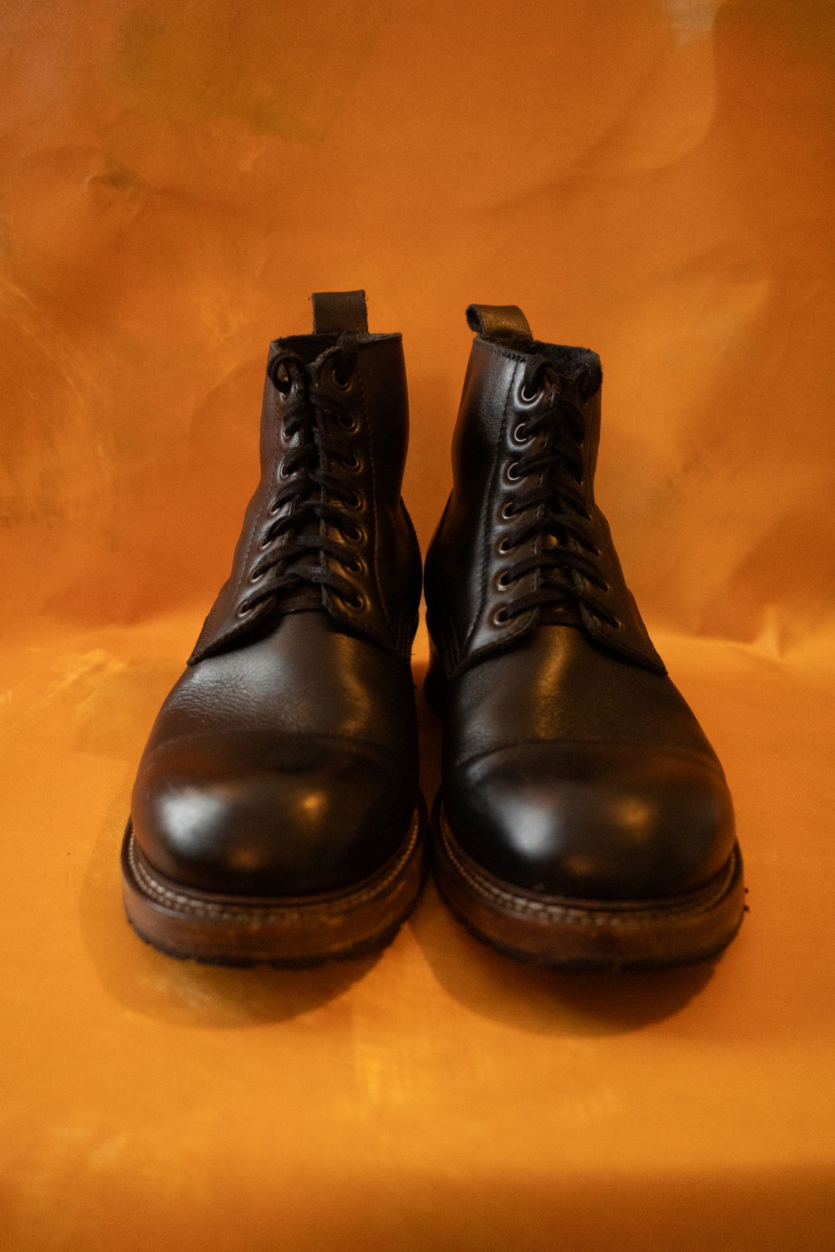 Photo by alexzh25 on December 1, 2025 of the Sandmann Courthouse II in Black Greasy Cowhide.