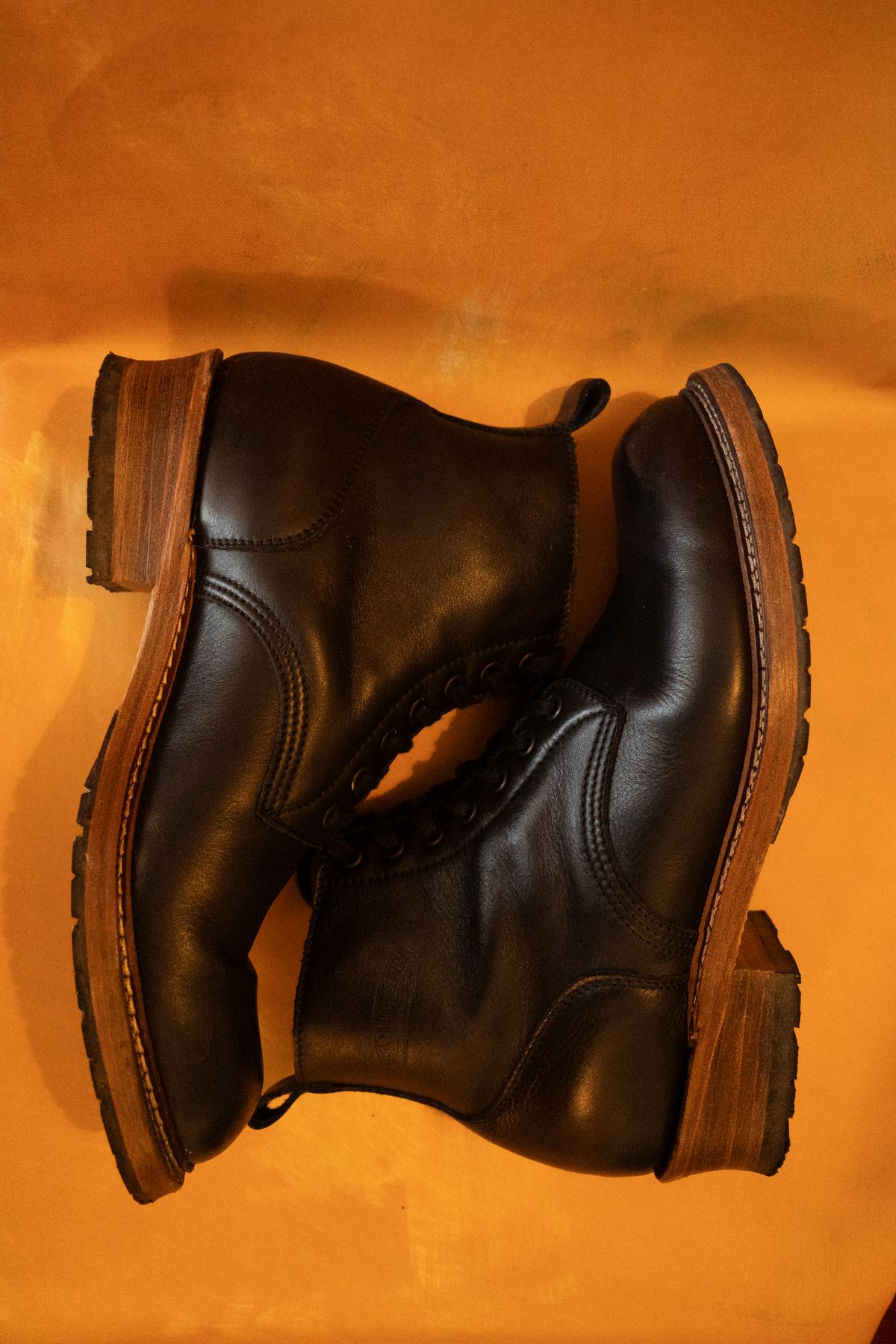 Photo by alexzh25 on December 1, 2025 of the Sandmann Courthouse II in Black Greasy Cowhide.