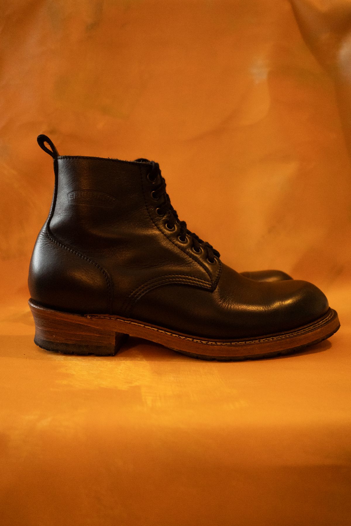 Photo by alexzh25 on December 1, 2025 of the Sandmann Courthouse II in Black Greasy Cowhide.