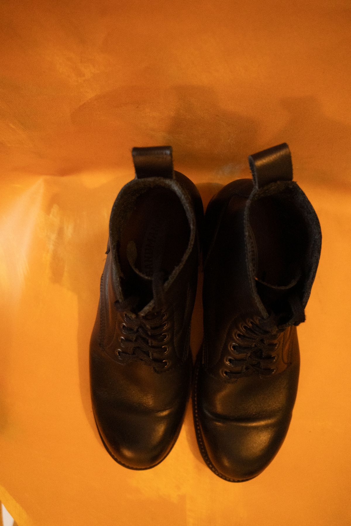 Photo by alexzh25 on December 1, 2025 of the Sandmann Courthouse II in Black Greasy Cowhide.