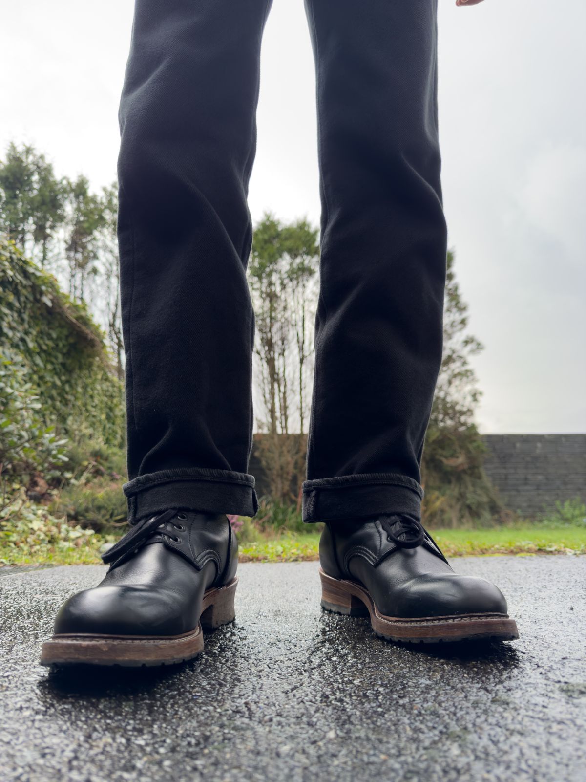 Photo by alexzh25 on December 8, 2025 of the Sandmann Courthouse II in Black Greasy Cowhide.