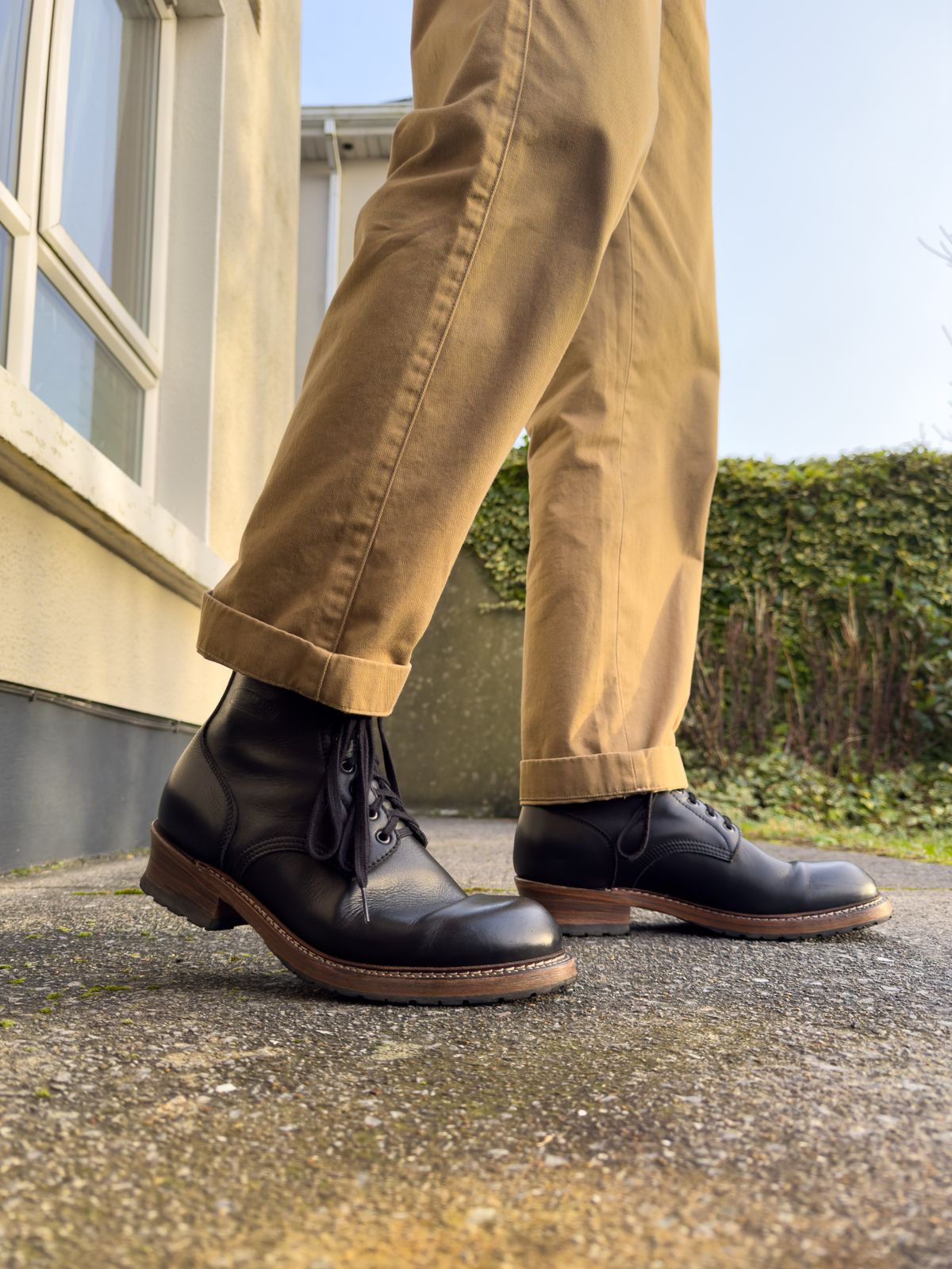 Photo by alexzh25 on December 10, 2025 of the Sandmann Courthouse II in Black Greasy Cowhide.