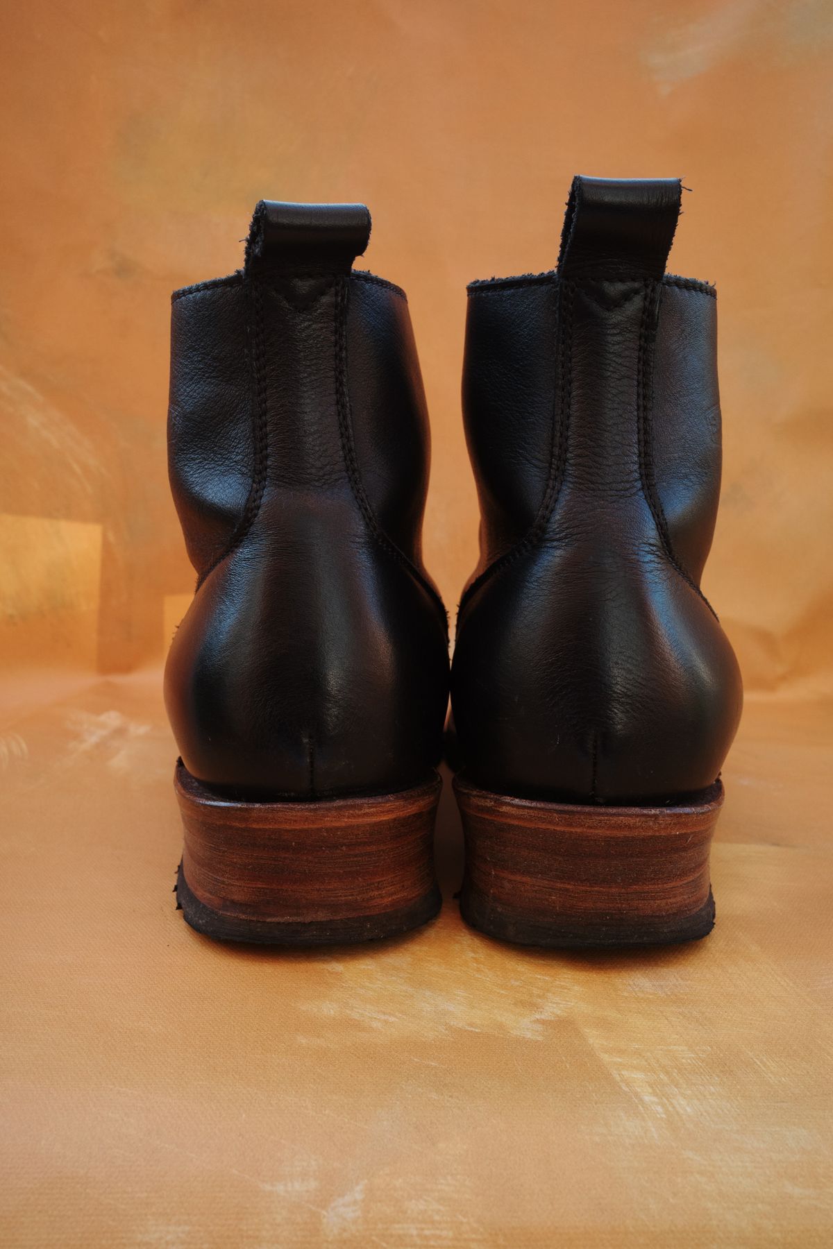 Photo by alexzh25 on January 2, 2026 of the Sandmann Courthouse II in Black Greasy Cowhide.