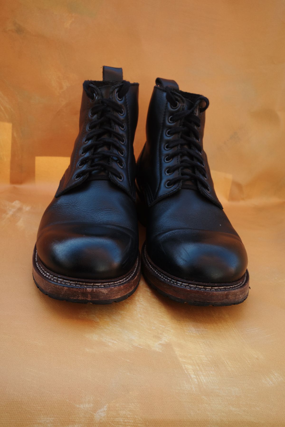 Photo by alexzh25 on January 2, 2026 of the Sandmann Courthouse II in Black Greasy Cowhide.