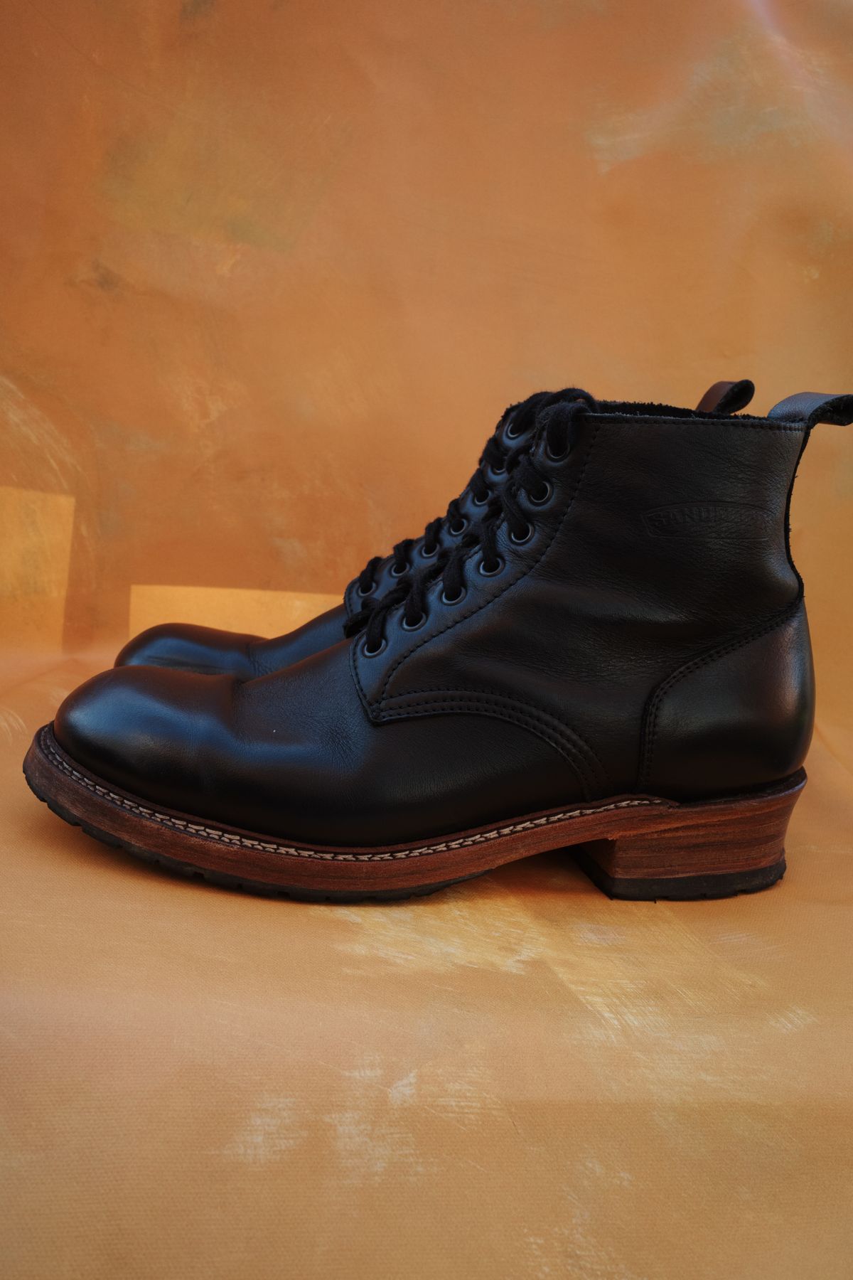 Photo by alexzh25 on January 2, 2026 of the Sandmann Courthouse II in Black Greasy Cowhide.