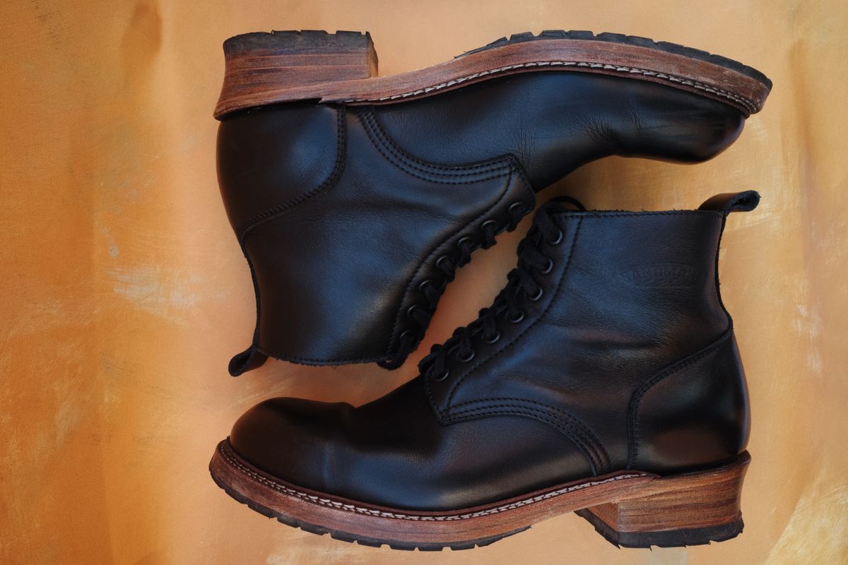 Photo by alexzh25 on January 2, 2026 of the Sandmann Courthouse II in Black Greasy Cowhide.