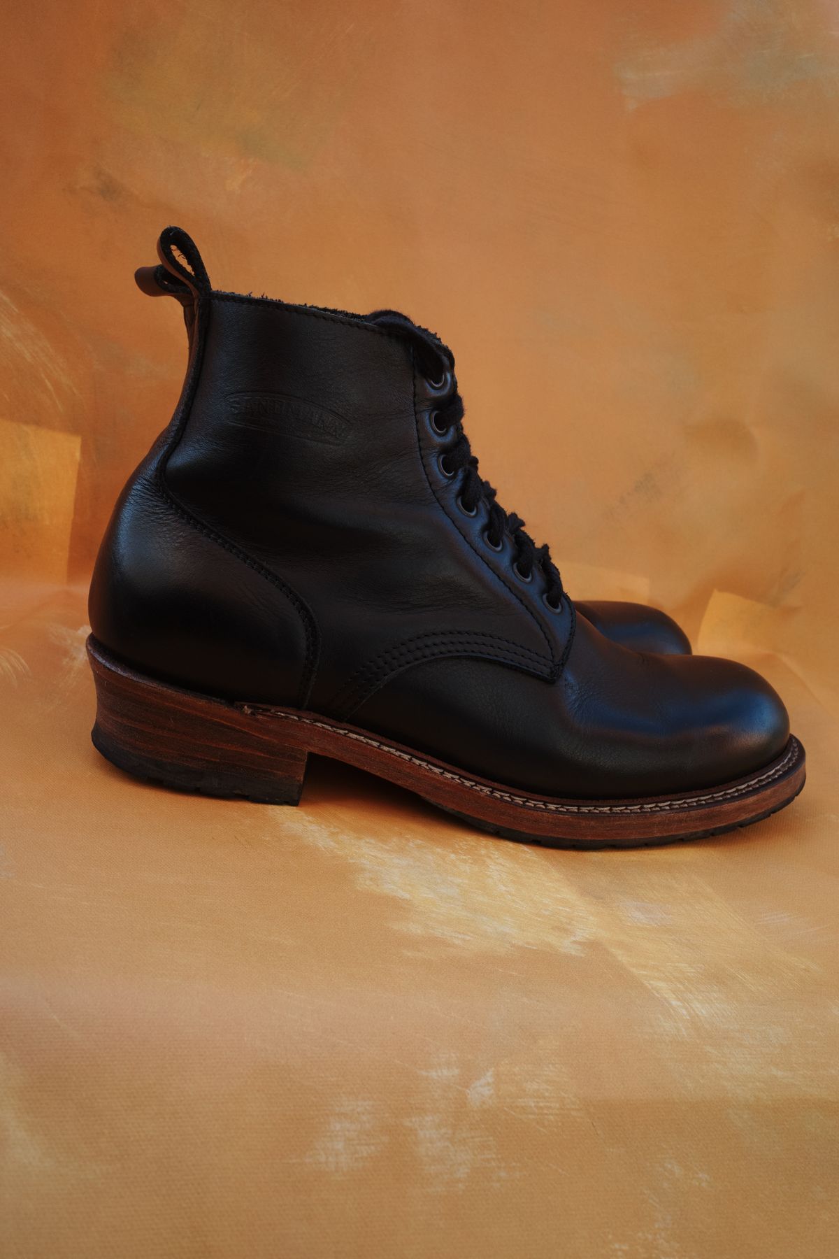 Photo by alexzh25 on January 2, 2026 of the Sandmann Courthouse II in Black Greasy Cowhide.