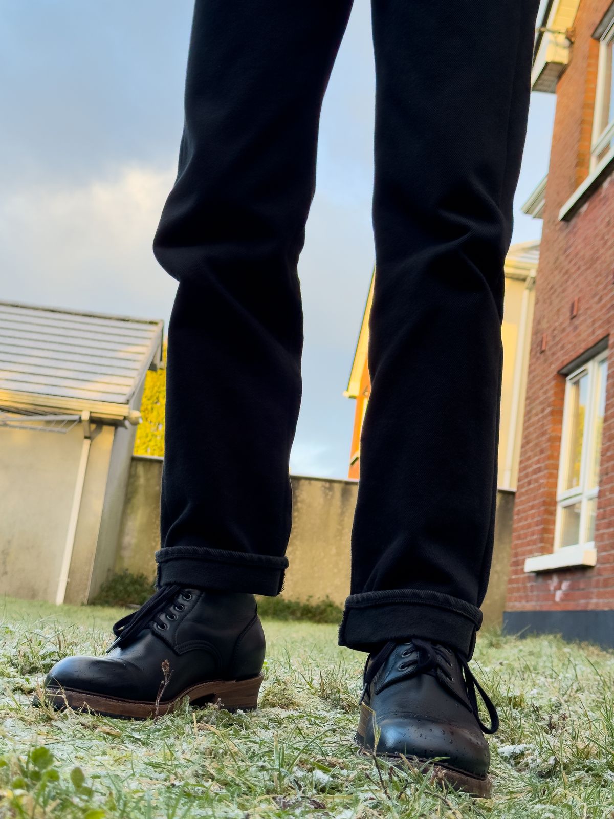 Photo by alexzh25 on January 5, 2026 of the Sandmann Courthouse II in Black Greasy Cowhide.