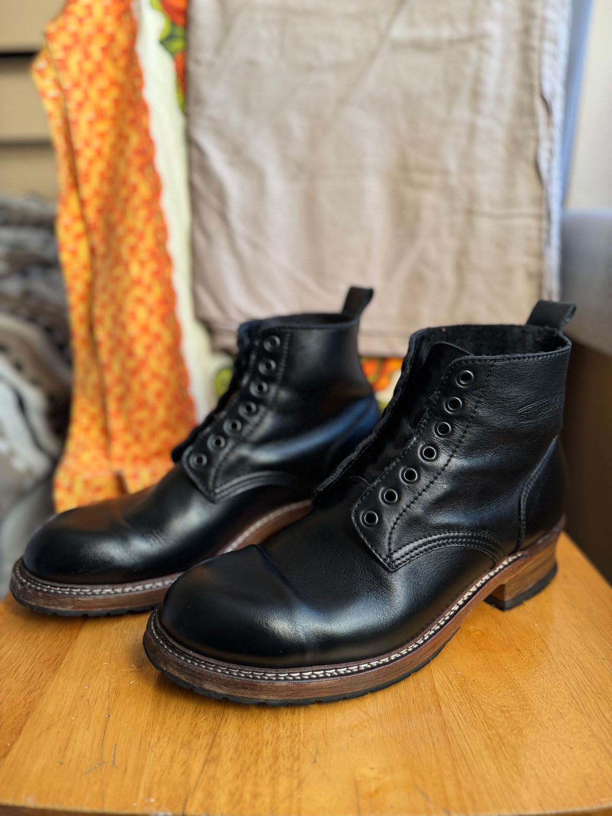 Photo by alexzh25 on January 13, 2026 of the Sandmann Courthouse II in Black Greasy Cowhide.