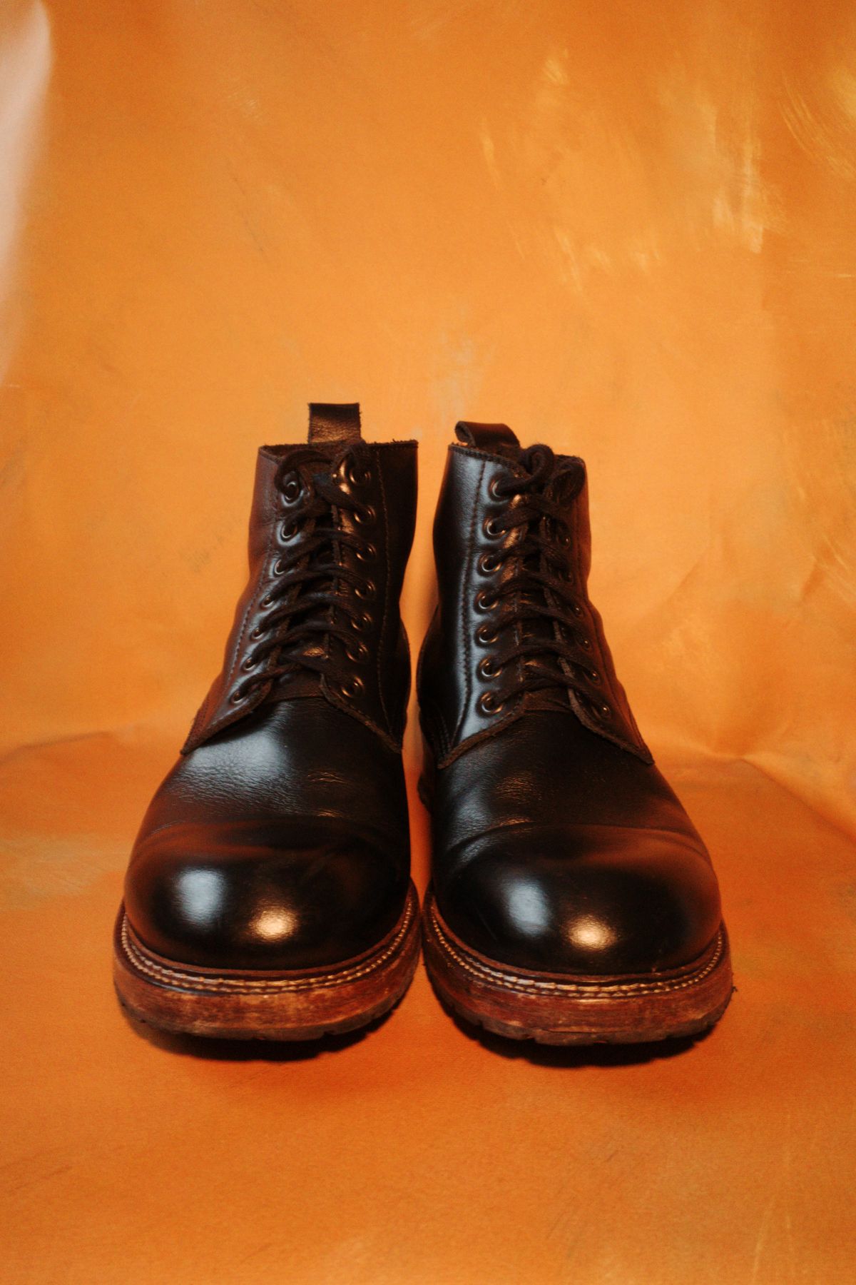 Photo by alexzh25 on February 3, 2026 of the Sandmann Courthouse II in Black Greasy Cowhide.