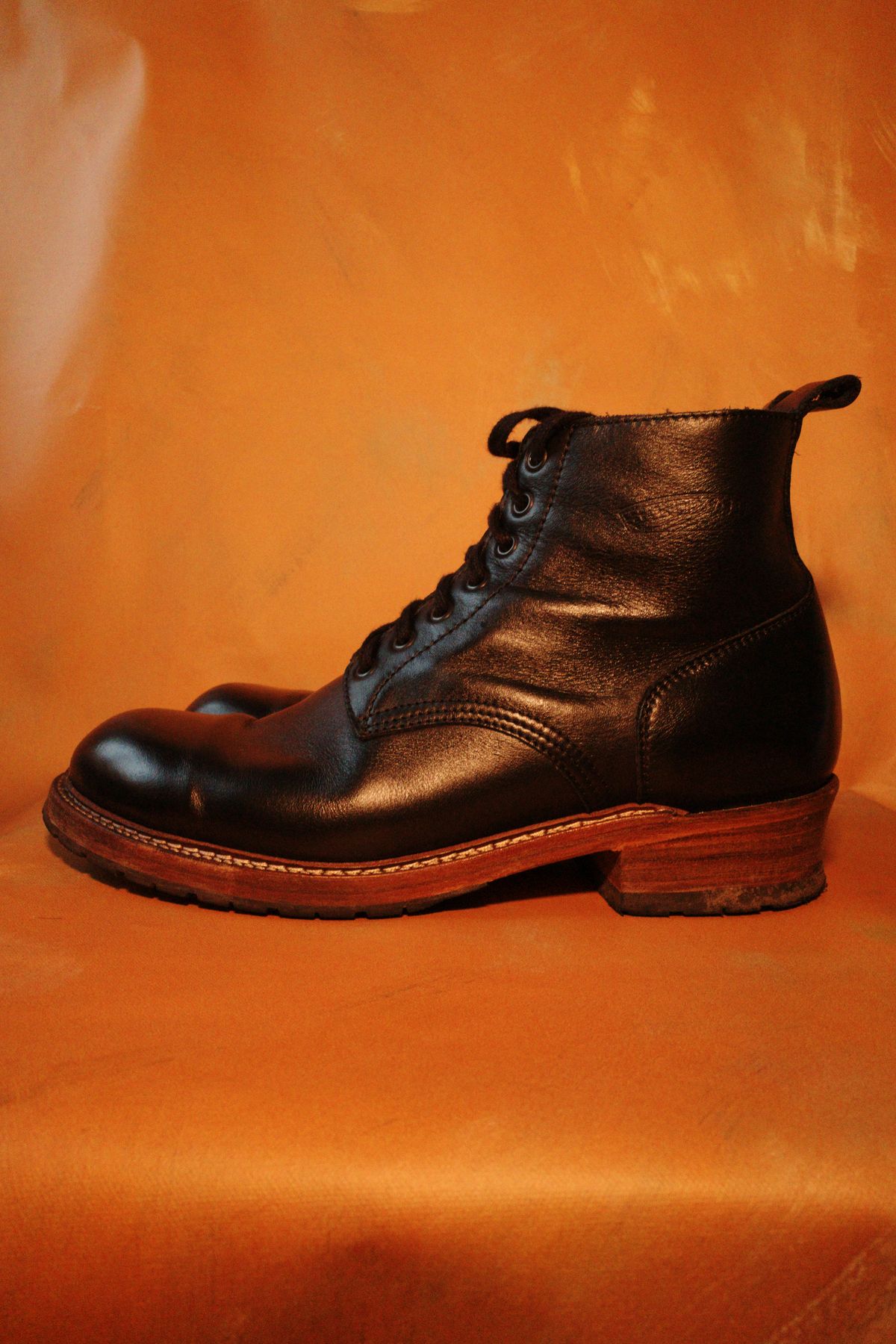 Photo by alexzh25 on February 3, 2026 of the Sandmann Courthouse II in Black Greasy Cowhide.