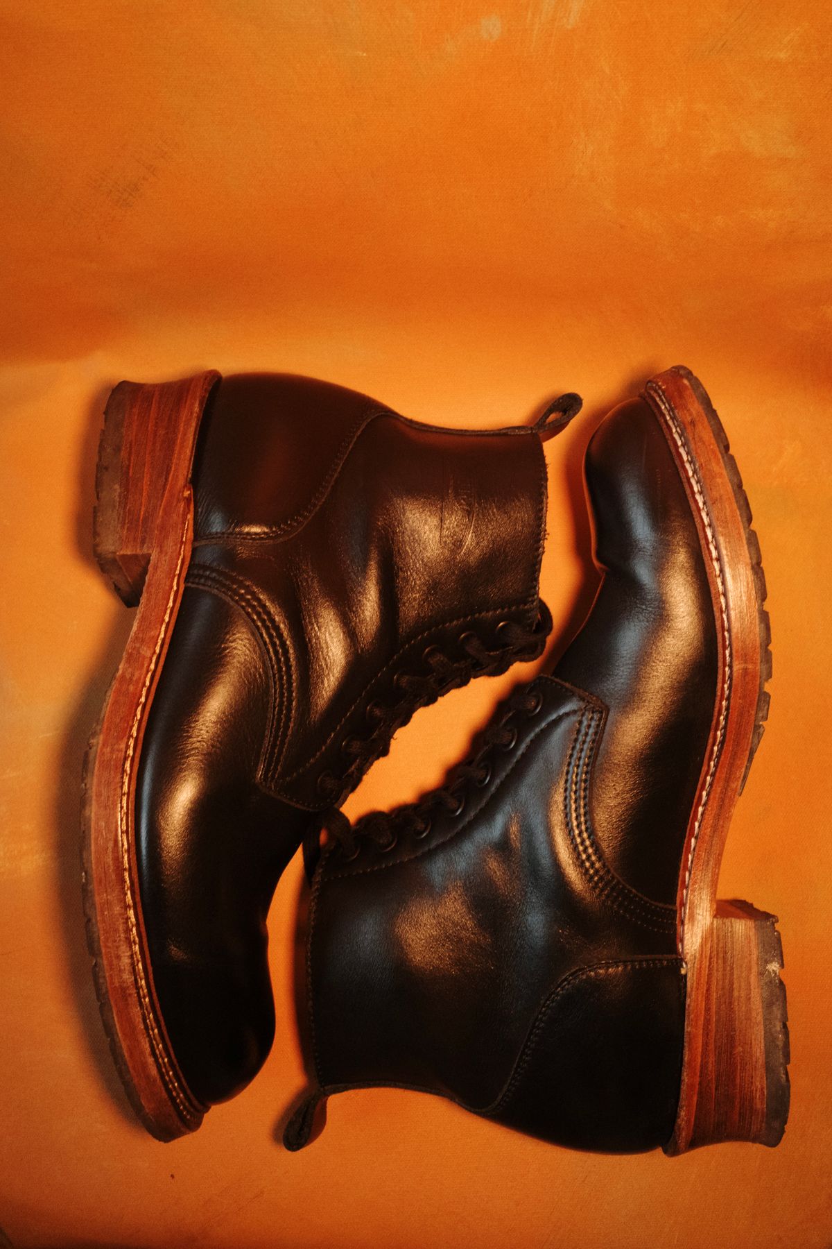 Photo by alexzh25 on February 3, 2026 of the Sandmann Courthouse II in Black Greasy Cowhide.