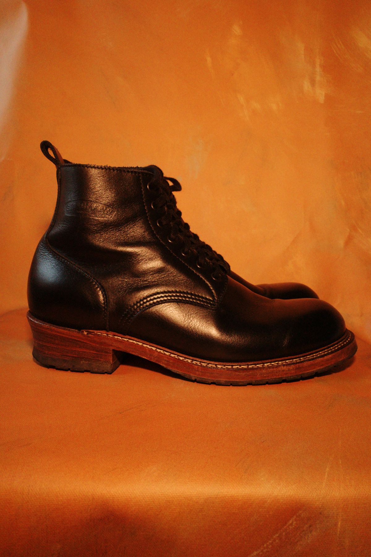 Photo by alexzh25 on February 3, 2026 of the Sandmann Courthouse II in Black Greasy Cowhide.