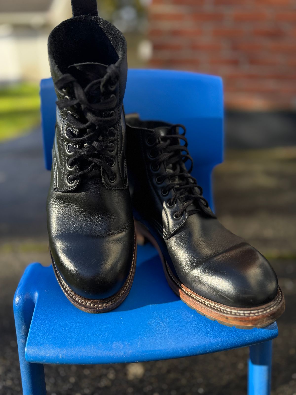 Photo by alexzh25 on February 11, 2026 of the Sandmann Courthouse II in Black Greasy Cowhide.