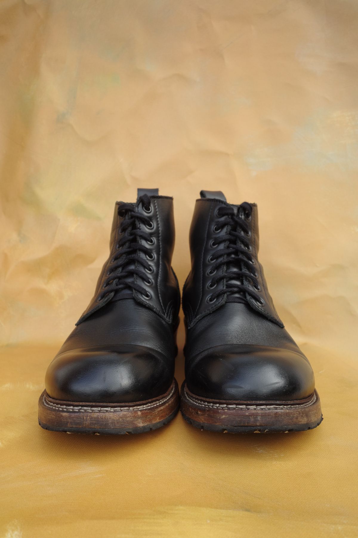 Photo by alexzh25 on April 3, 2026 of the Sandmann Courthouse II in Black Greasy Cowhide.