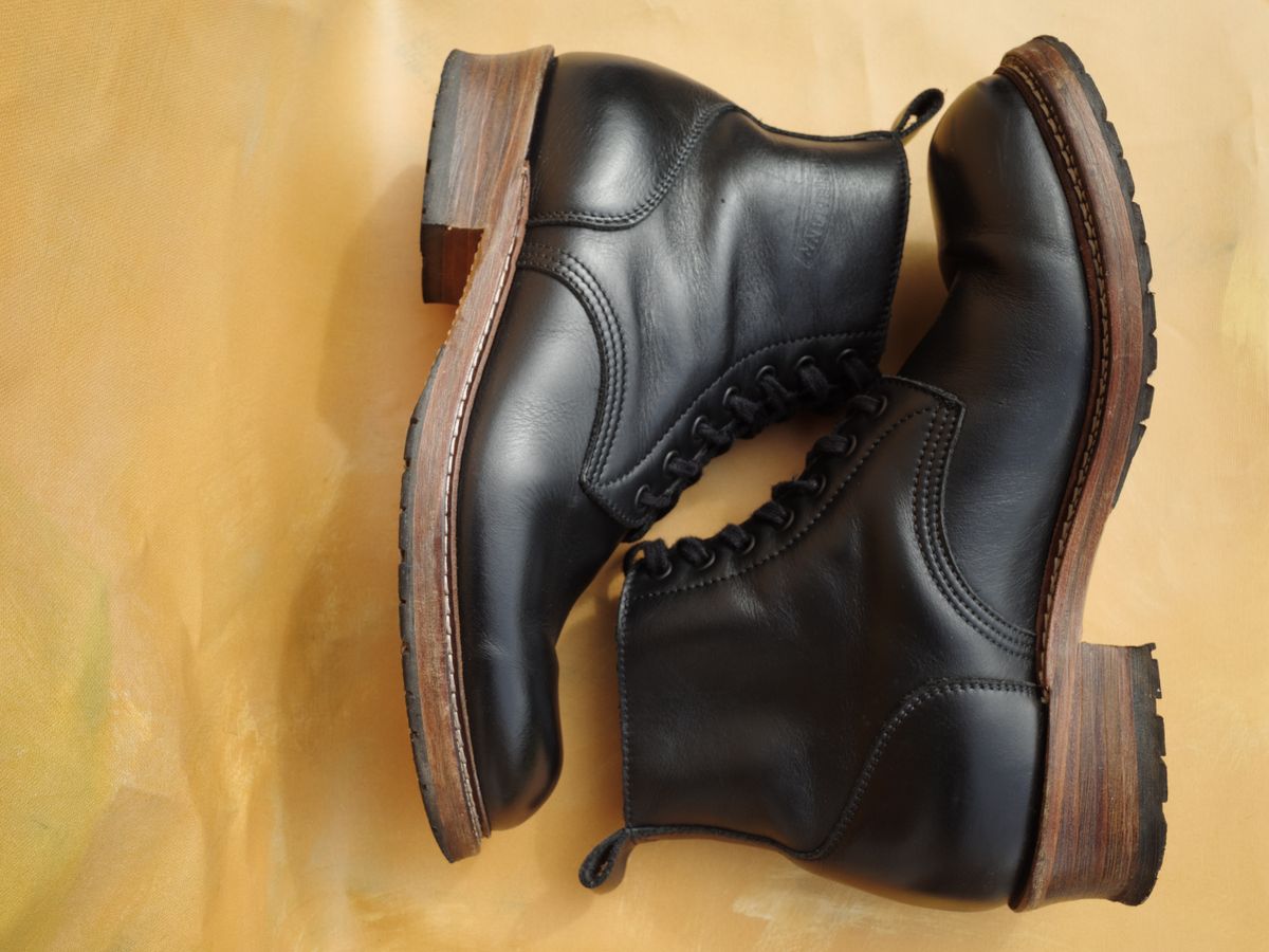 Photo by alexzh25 on April 3, 2026 of the Sandmann Courthouse II in Black Greasy Cowhide.