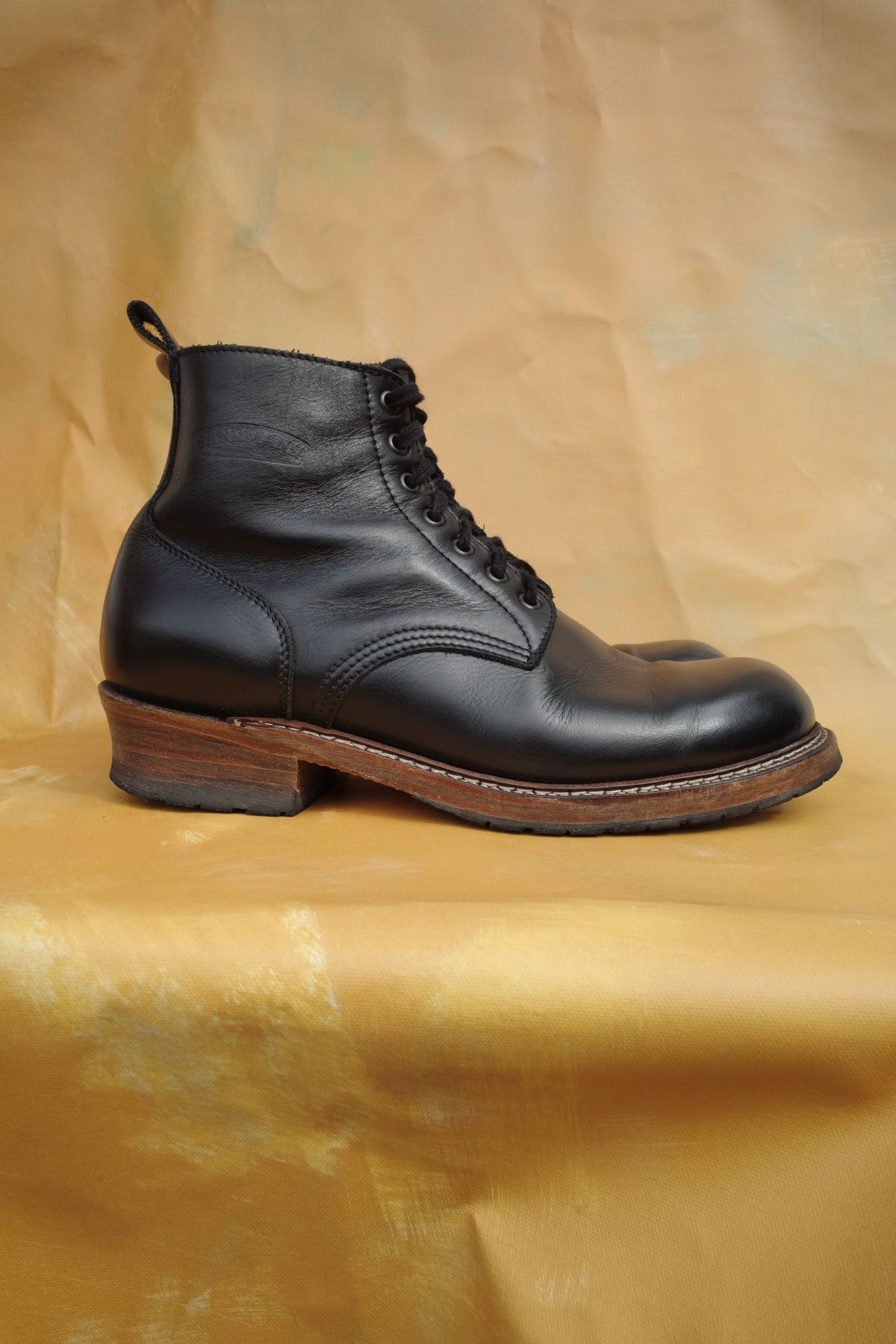 Photo by alexzh25 on April 3, 2026 of the Sandmann Courthouse II in Black Greasy Cowhide.