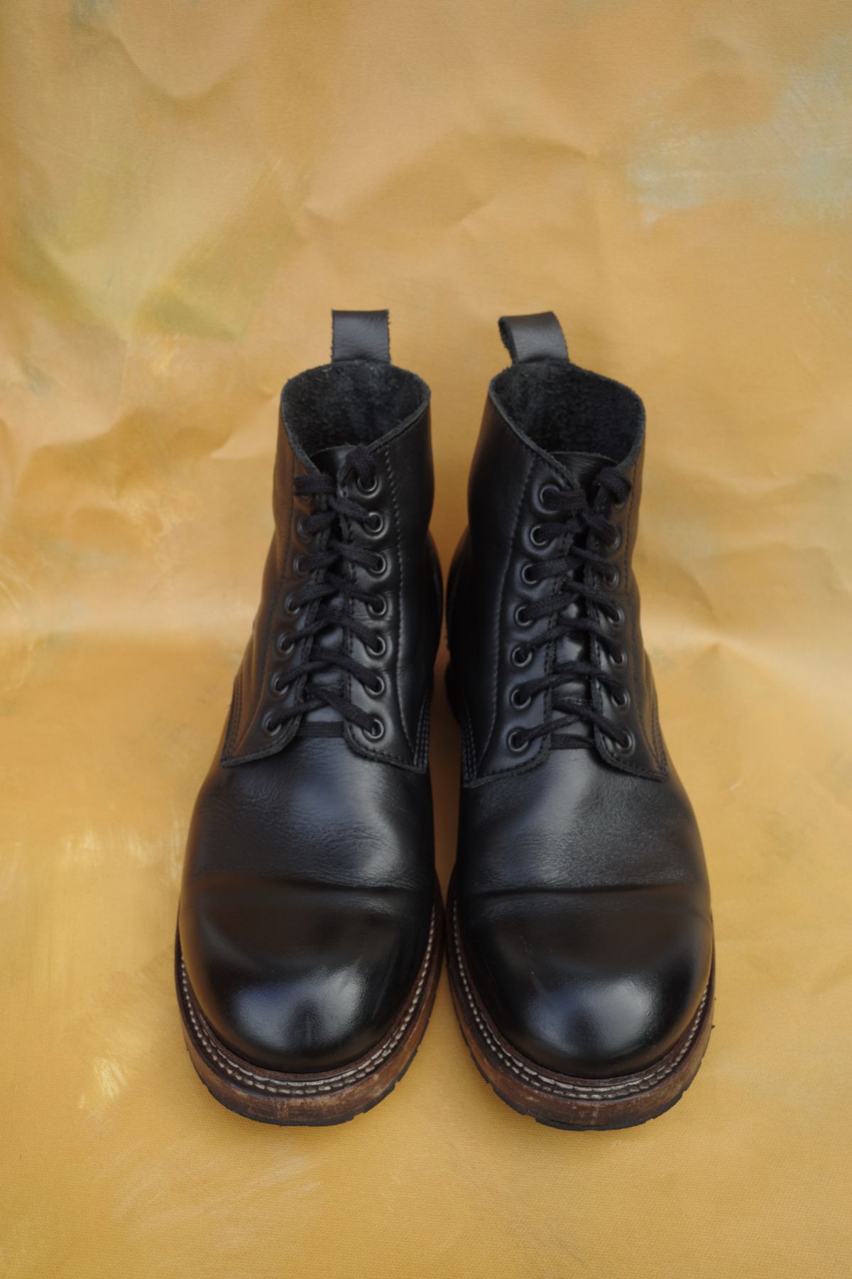 Photo by alexzh25 on April 3, 2026 of the Sandmann Courthouse II in Black Greasy Cowhide.