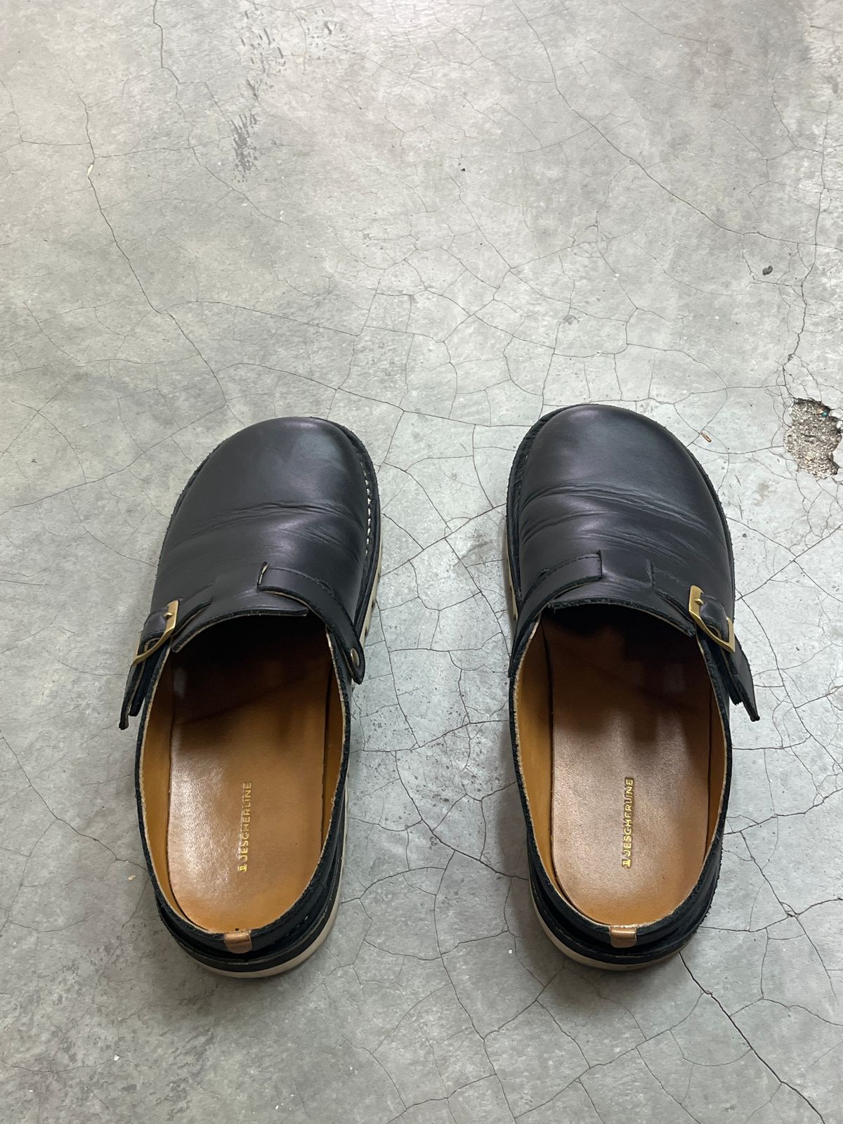 Photo by rahmatsy_ptr on June 3, 2025 of the Jescherline Elefante Black Ripple in Black Vegetable Tanned Leather.