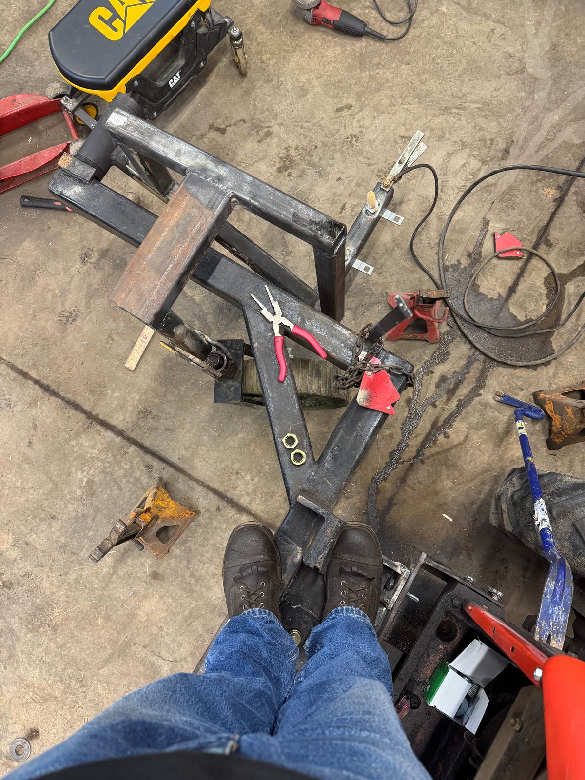 Photo by gstein.250 on March 5, 2026 of the Drew's Boots Contractor 8-inch in Brown Roughout.