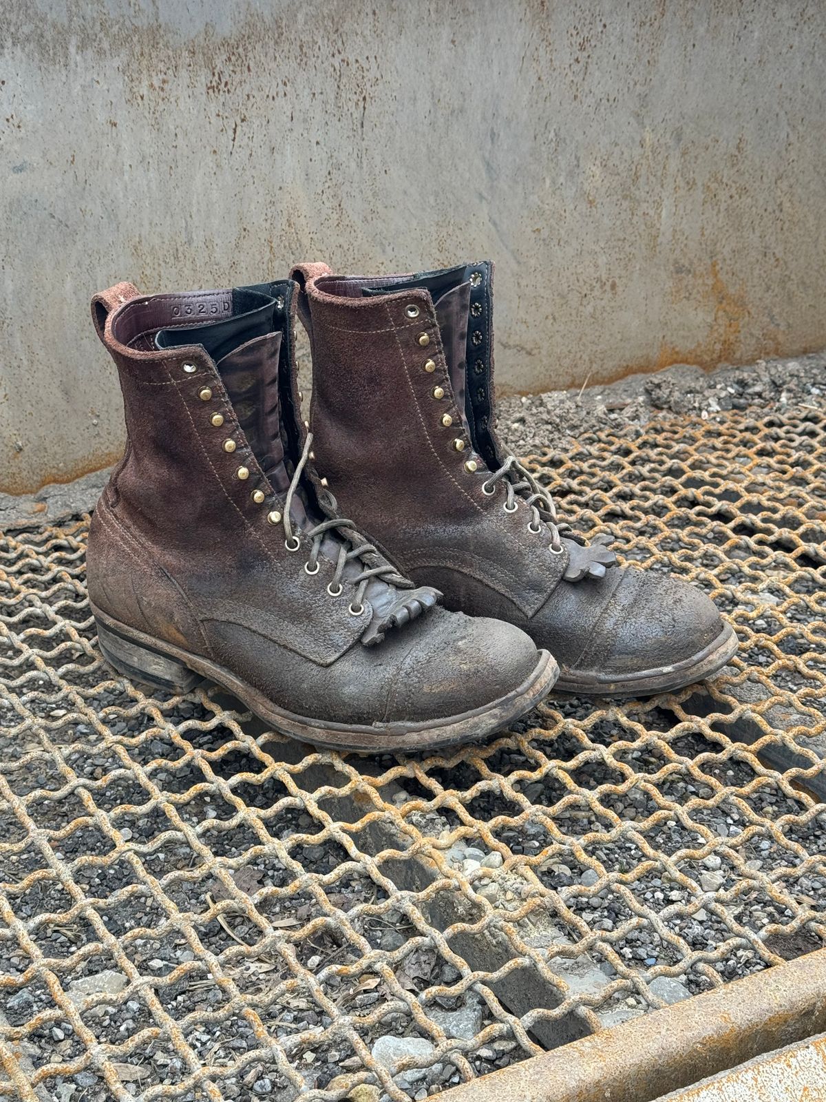 Photo by gstein.250 on March 31, 2026 of the Drew's Boots Contractor 8-inch in Brown Roughout.