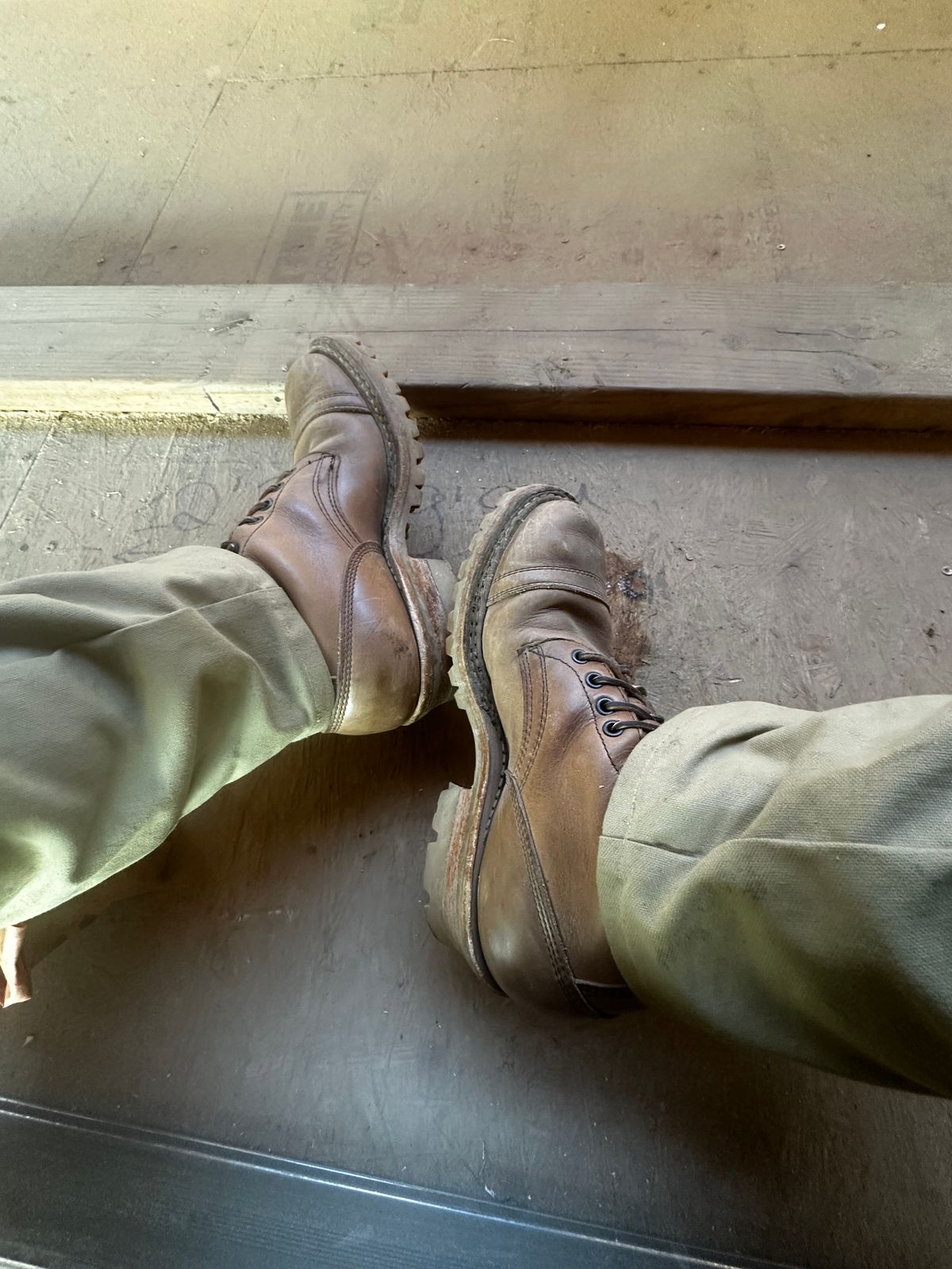 Photo by ToesOverHoes203 on January 24, 2025 of the White's Bounty Hunter in Horween Natural Chromexcel.