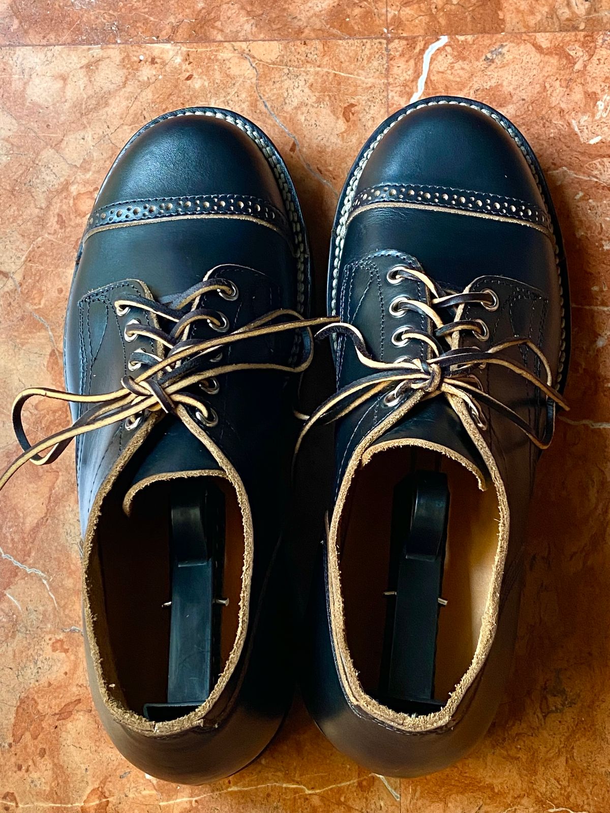 Photo by wwhmusic on June 18, 2024 of the Wan Er Service Shoes in Horween Black Chromexcel.