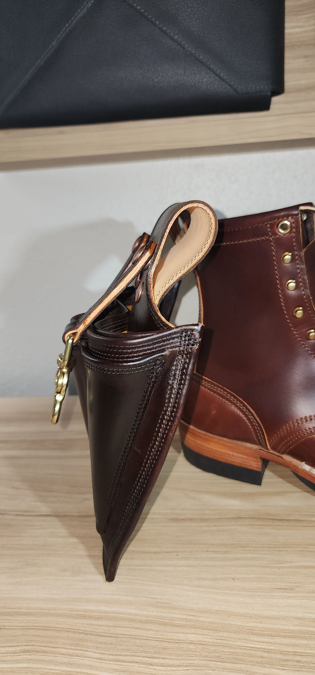 Photo by ProletariatPrince on September 30, 2025 of the Hubble Creek Boots Convertible Tool Pouch V2 in Mahogany Overdyed Utility.