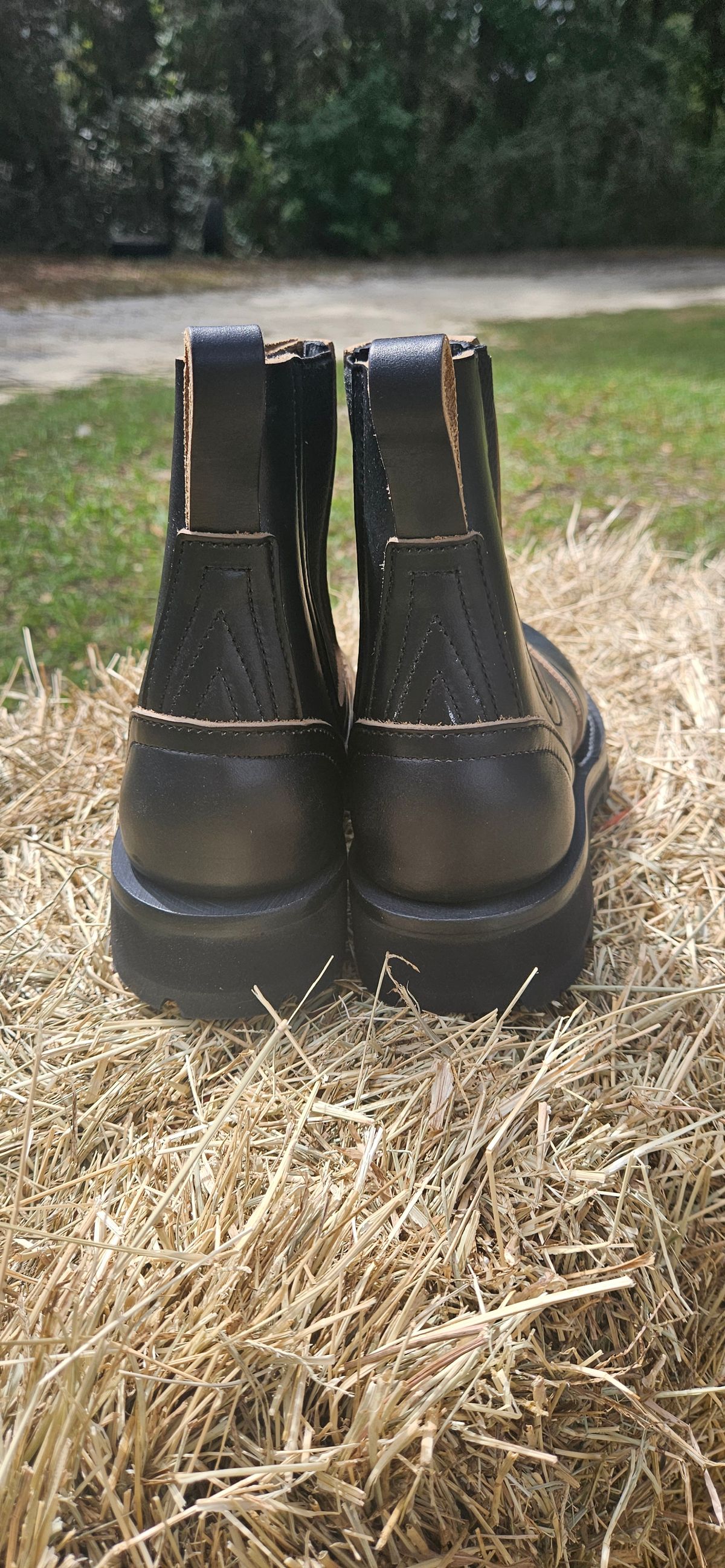 Photo by ProletariatPrince on October 4, 2025 of the Nicks Heritage Chelsea in Horween Black Chromexcel.