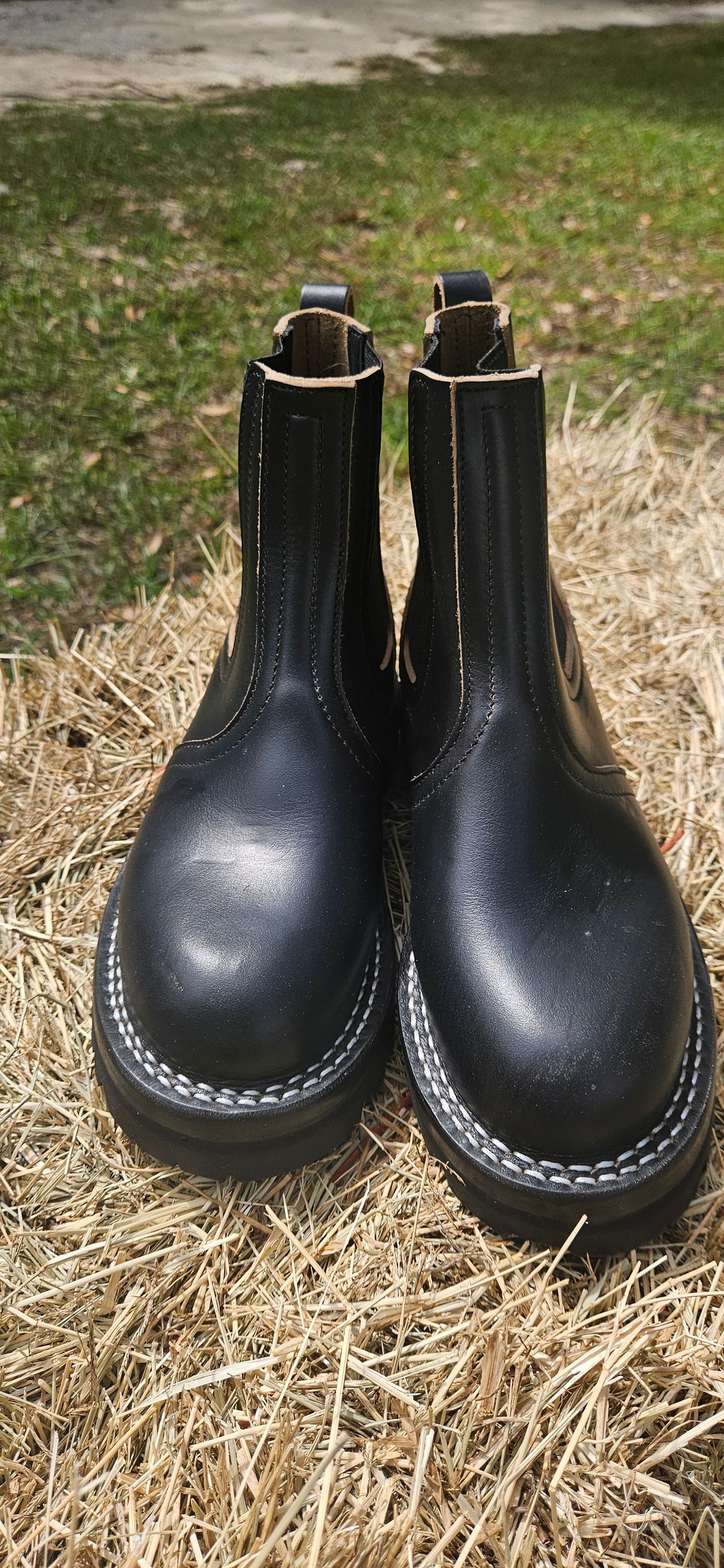 Photo by ProletariatPrince on October 4, 2025 of the Nicks Heritage Chelsea in Horween Black Chromexcel.