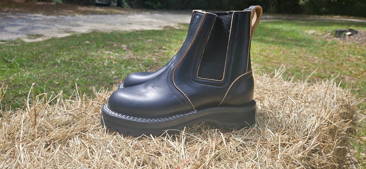 Photo by ProletariatPrince on October 4, 2025 of the Nicks Heritage Chelsea in Horween Black Chromexcel.