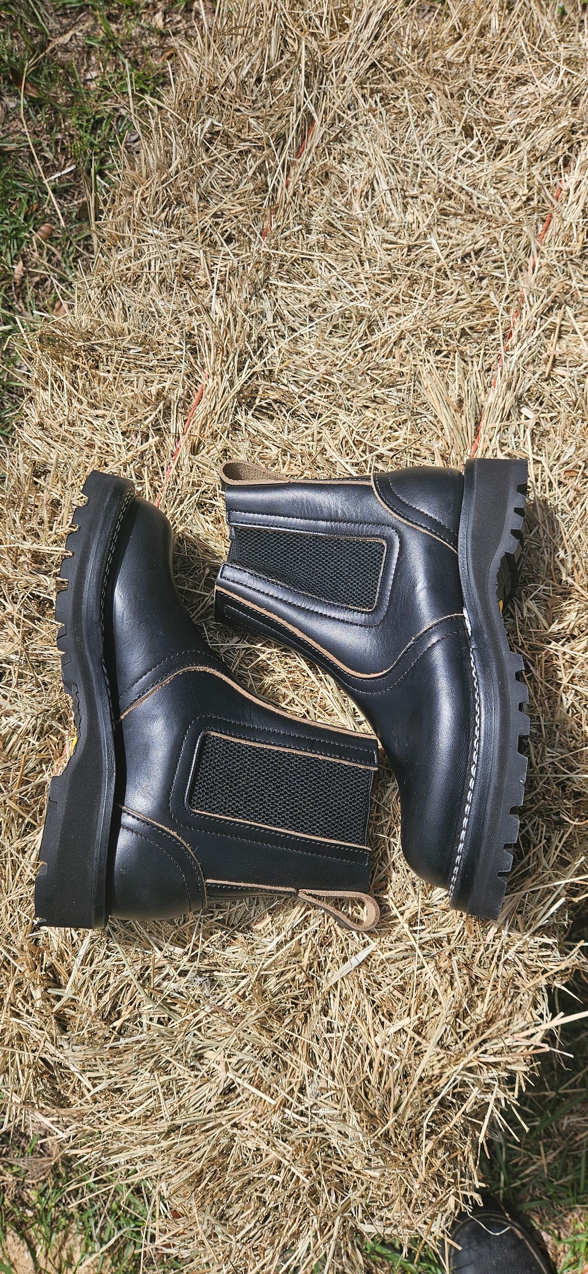 Photo by ProletariatPrince on October 4, 2025 of the Nicks Heritage Chelsea in Horween Black Chromexcel.