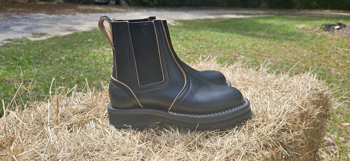 Photo by ProletariatPrince on October 4, 2025 of the Nicks Heritage Chelsea in Horween Black Chromexcel.