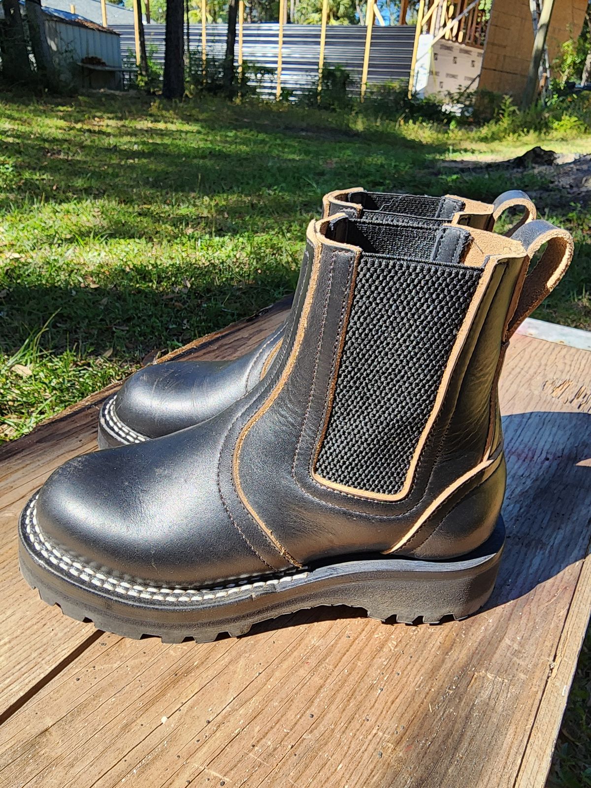 Photo by ProletariatPrince on October 11, 2025 of the Nicks Heritage Chelsea in Horween Black Chromexcel.