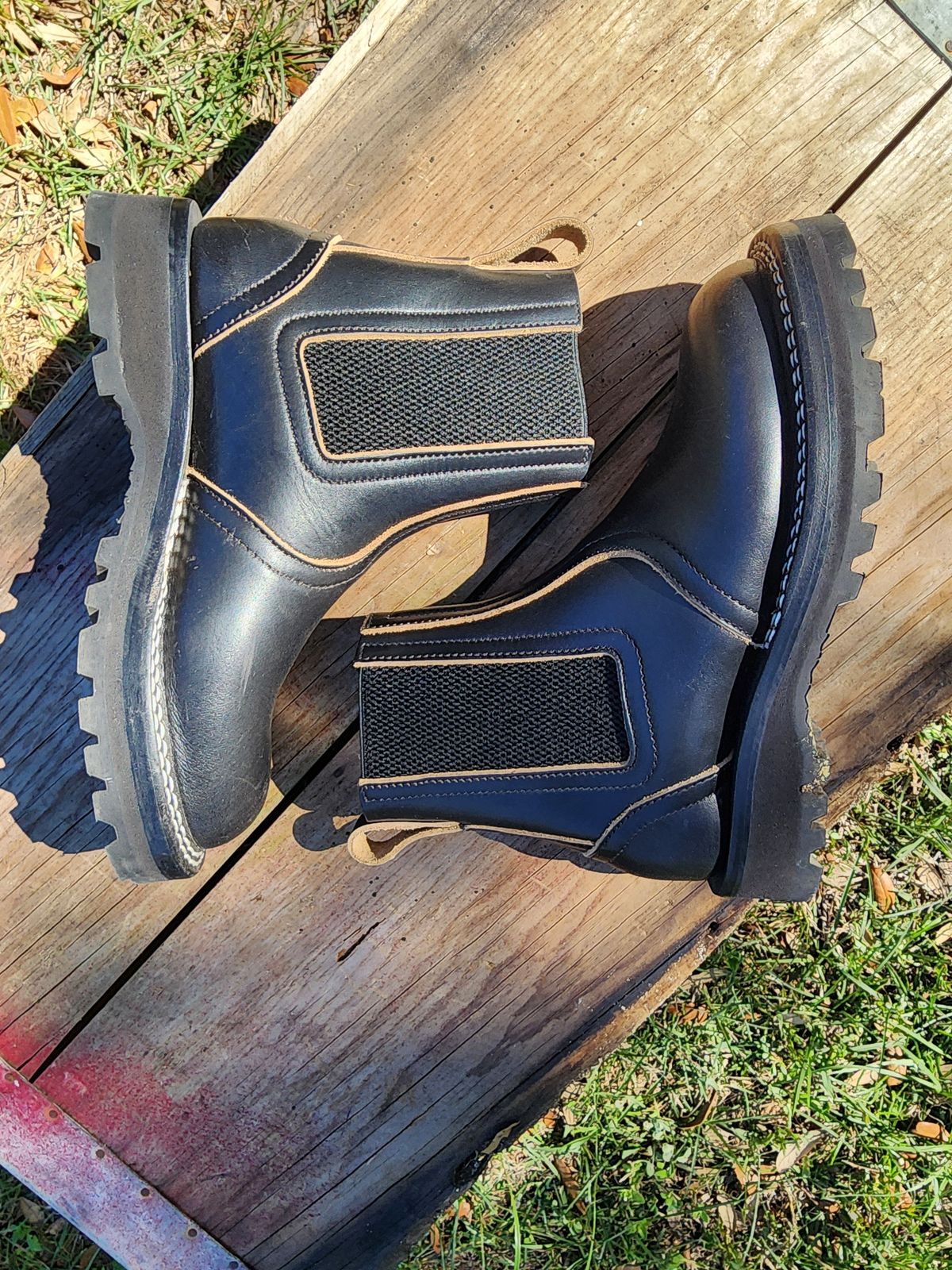 Photo by ProletariatPrince on October 11, 2025 of the Nicks Heritage Chelsea in Horween Black Chromexcel.