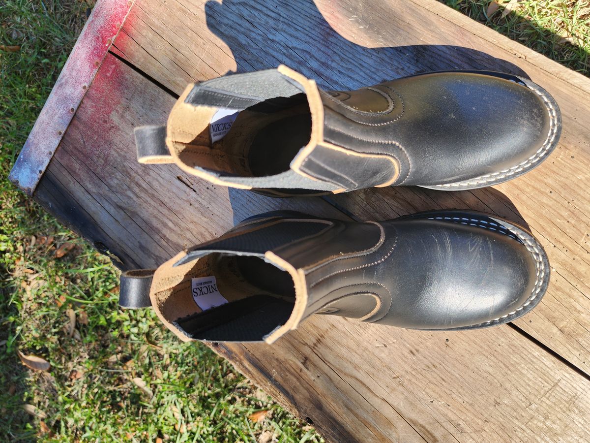 Photo by ProletariatPrince on October 11, 2025 of the Nicks Heritage Chelsea in Horween Black Chromexcel.