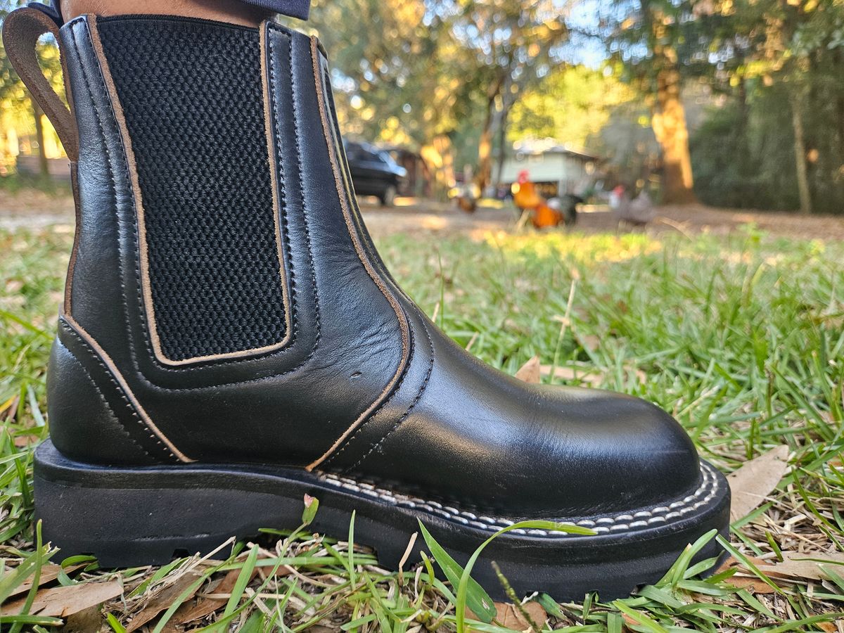 Photo by ProletariatPrince on November 5, 2025 of the Nicks Heritage Chelsea in Horween Black Chromexcel.