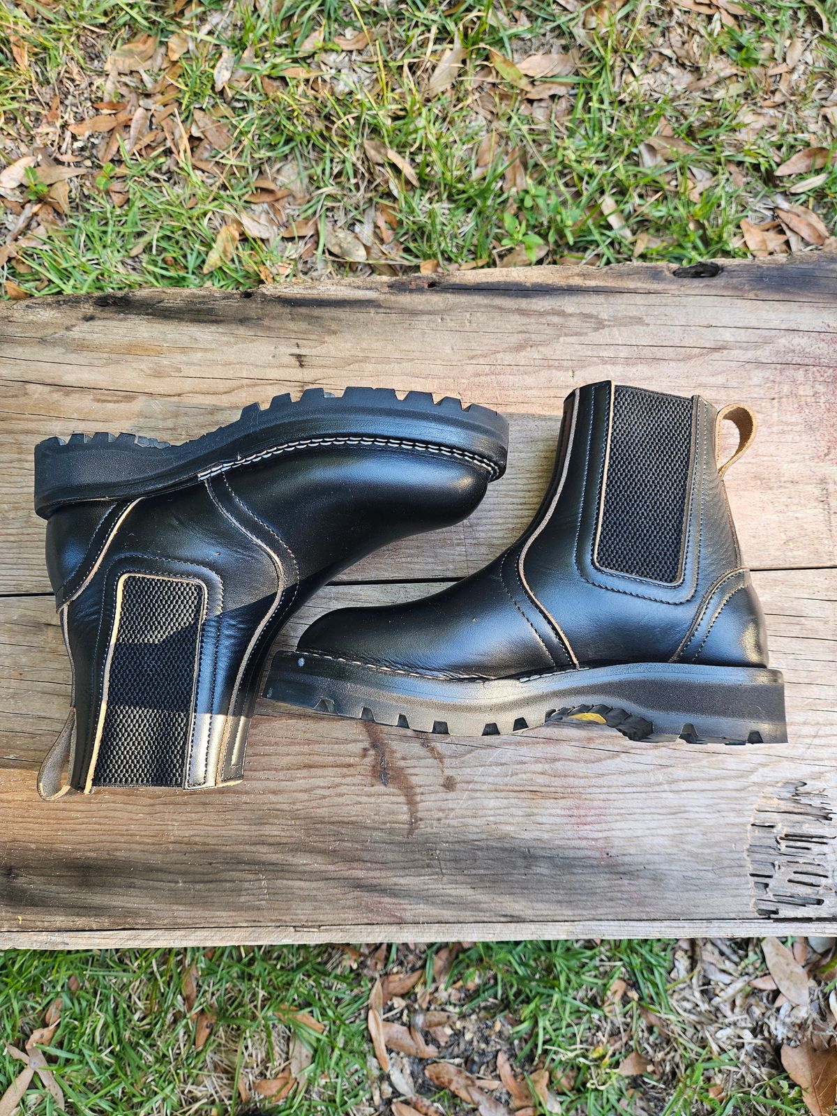 Photo by ProletariatPrince on November 5, 2025 of the Nicks Heritage Chelsea in Horween Black Chromexcel.