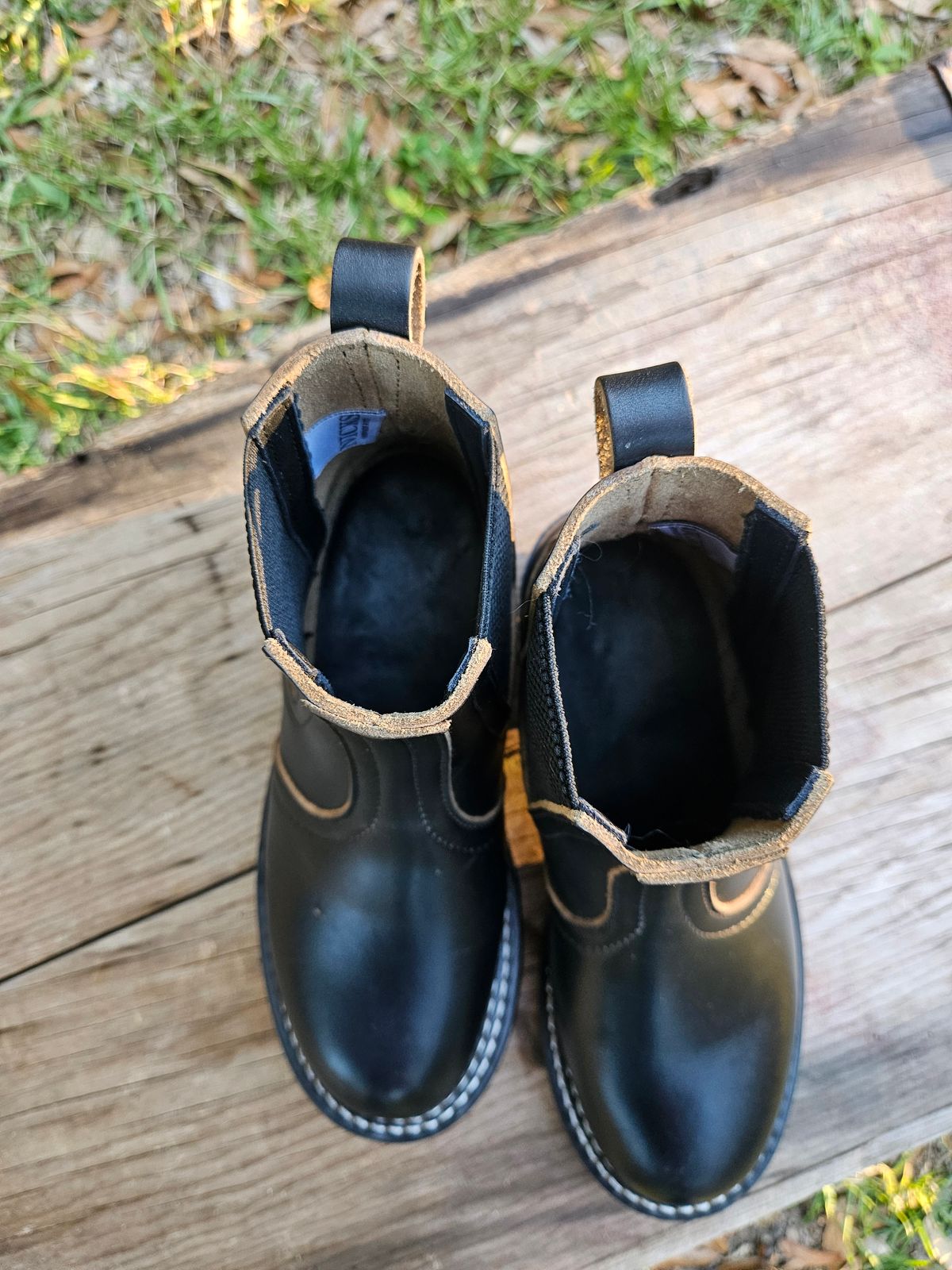 Photo by ProletariatPrince on November 4, 2025 of the Nicks Heritage Chelsea in Horween Black Chromexcel.