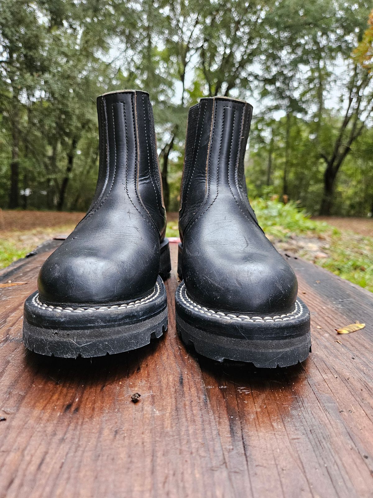 Photo by ProletariatPrince on December 5, 2025 of the Nicks Heritage Chelsea in Horween Black Chromexcel.