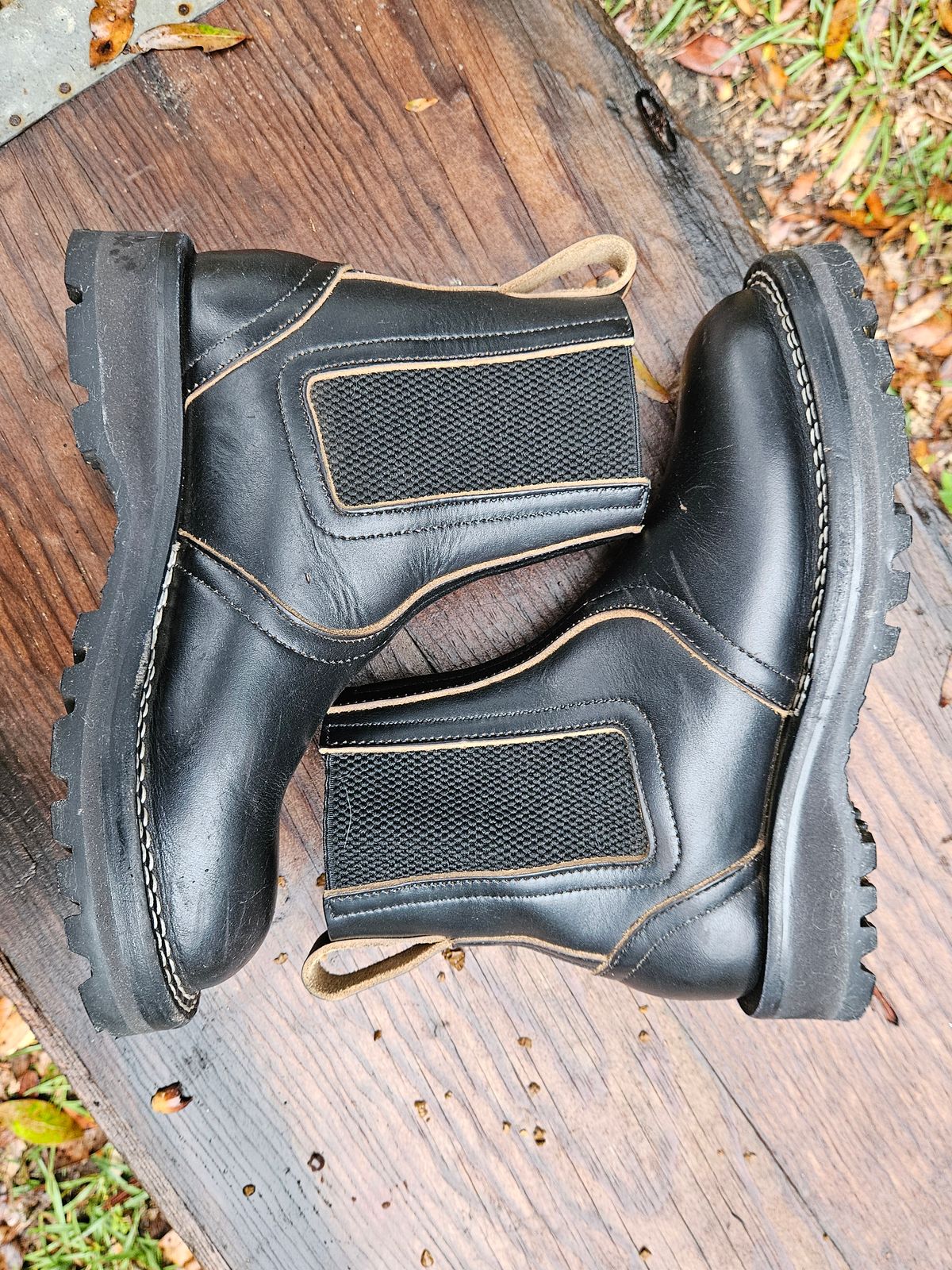 Photo by ProletariatPrince on December 5, 2025 of the Nicks Heritage Chelsea in Horween Black Chromexcel.