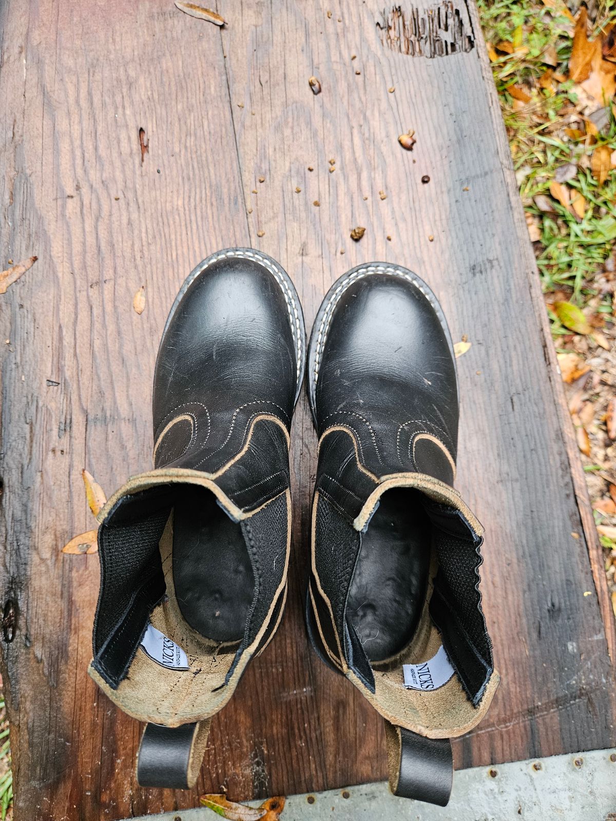 Photo by ProletariatPrince on December 5, 2025 of the Nicks Heritage Chelsea in Horween Black Chromexcel.
