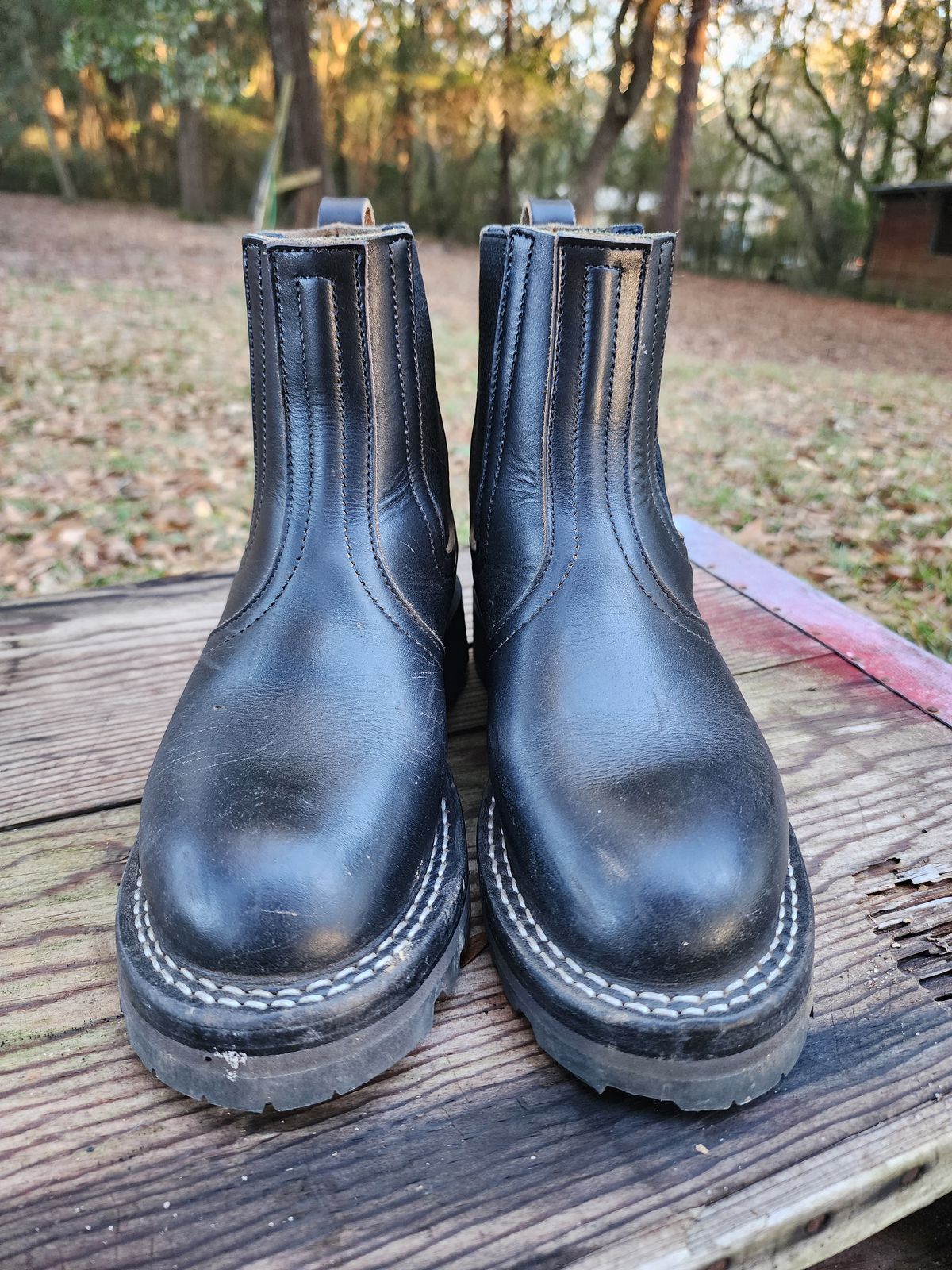 Photo by ProletariatPrince on January 4, 2026 of the Nicks Heritage Chelsea in Horween Black Chromexcel.